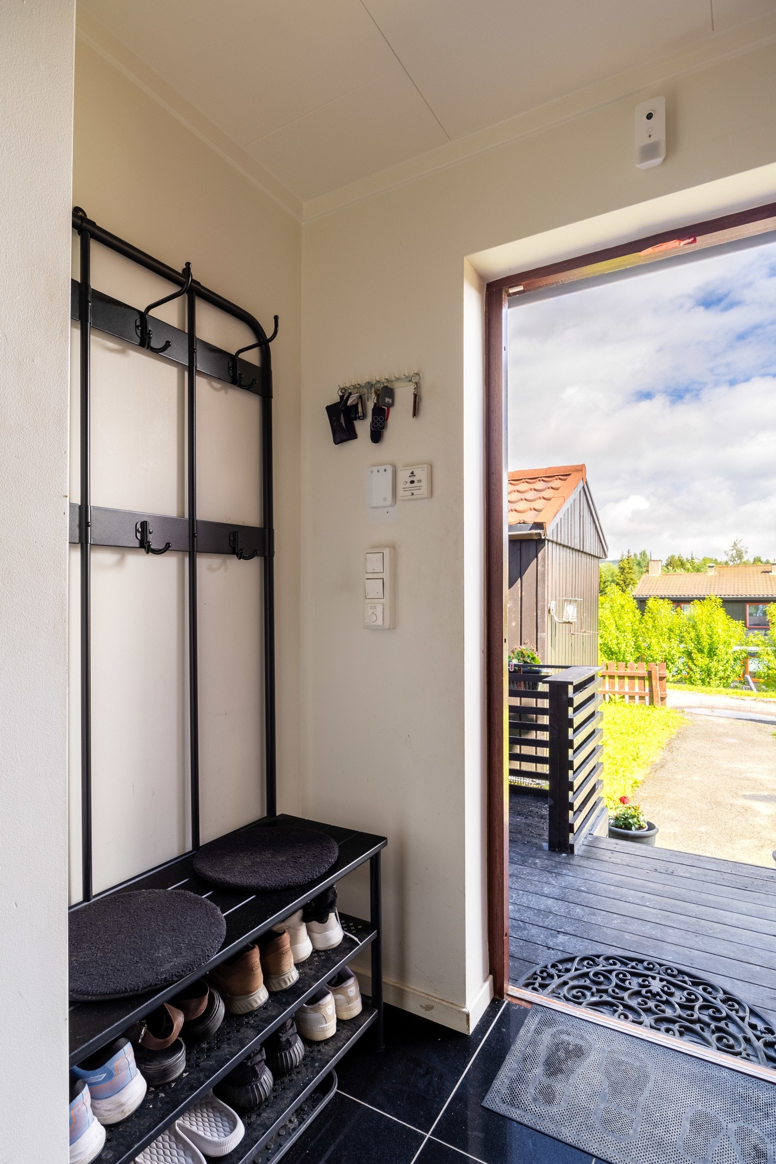 Du blir ønsket velkommen inn i en lys entré. Galleribilde