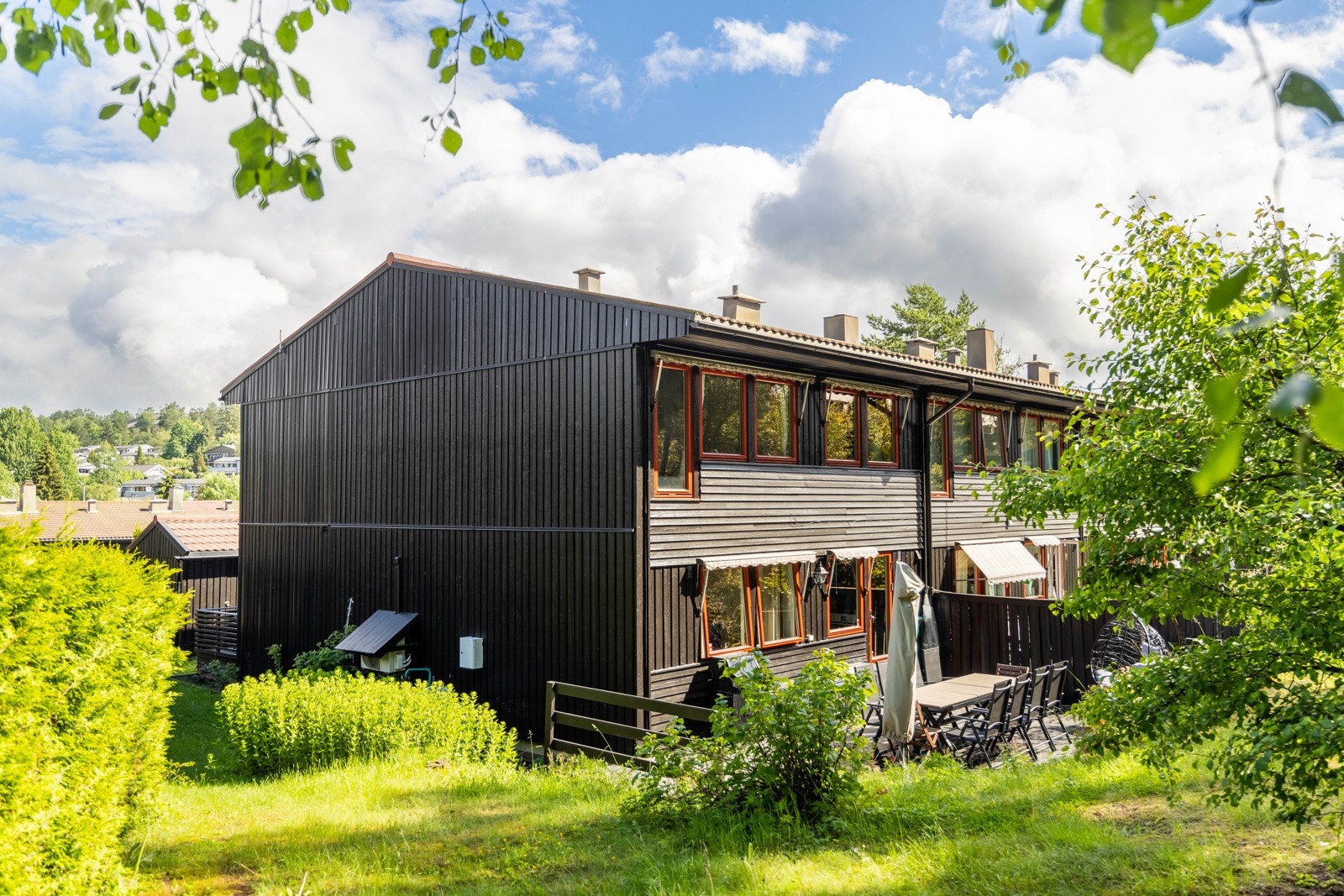 Fra terrassen er det direkte tilkomst til grøntareal. Galleribilde