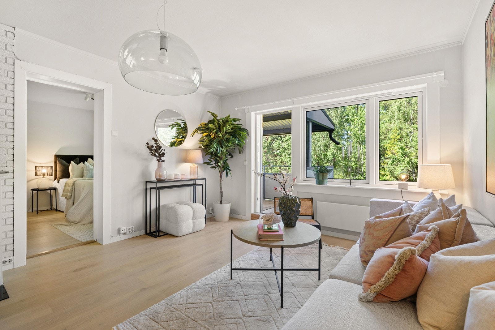 Store vindusflater som slipper inn godt med dagslys. Vinduer fra 2022. Galleribilde