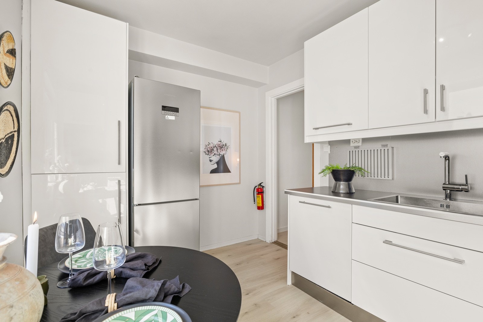 Du får god plass til å innrede med et spisebord på kjøkkenet. Galleribilde
