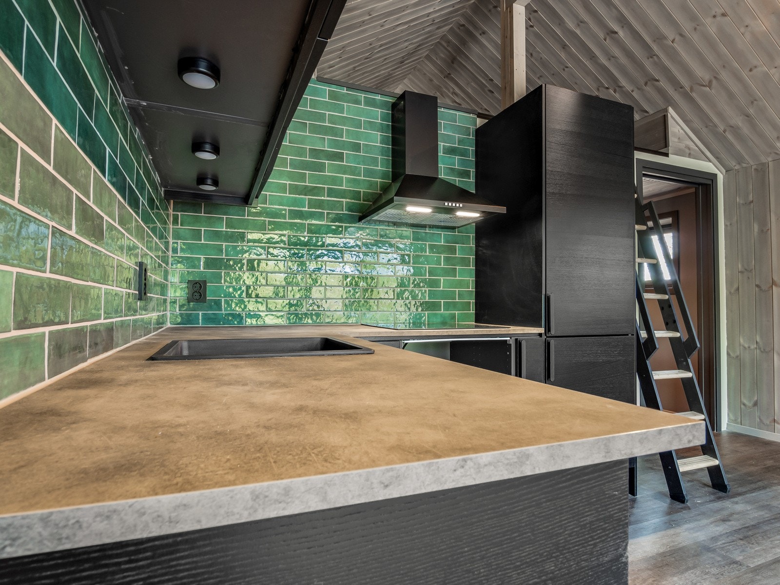 Det er åpen stue/kjøkkenløsning med Epoq-kjøkken fra 2023 Galleribilde