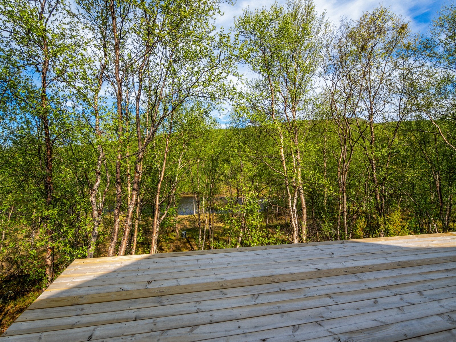 Det er stor terrasse mot Karpelva - rekkverk bør monteres! Galleribilde