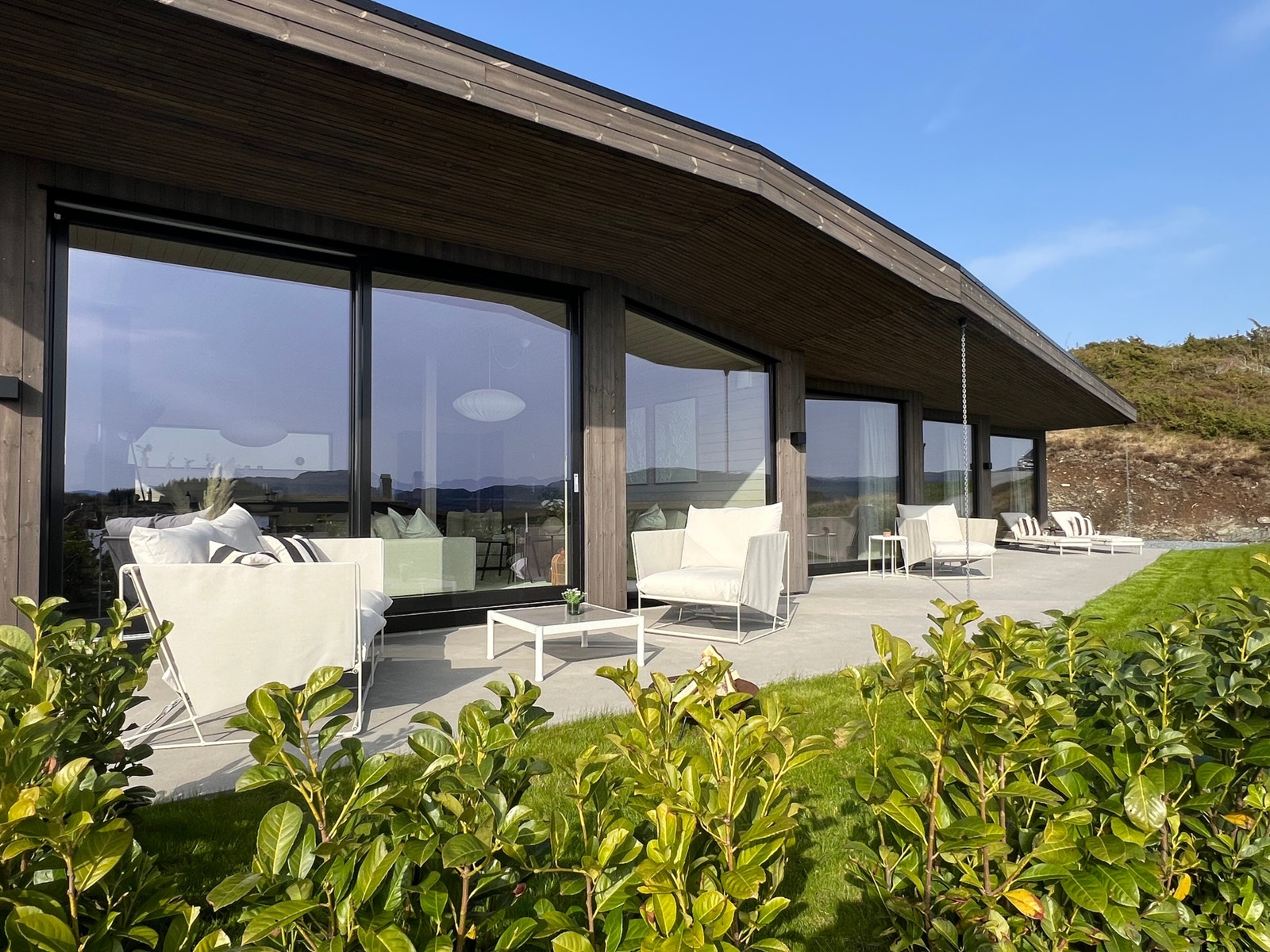 Arkitekttegnet hytte ved sjøkanten på Atløy Galleribilde