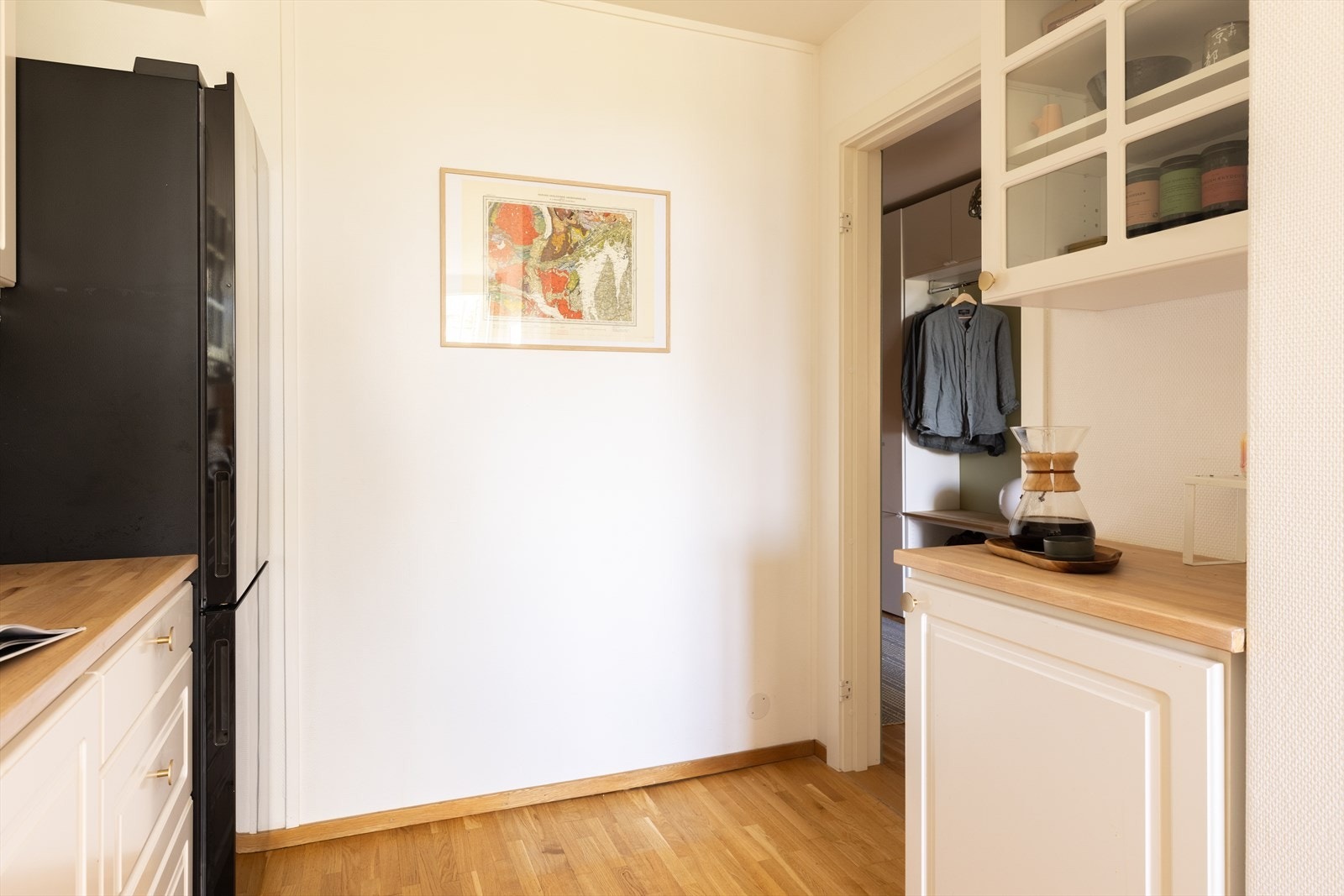 Avsatt plass til frittstående komfyr og kjøle-/fryseskap Galleribilde