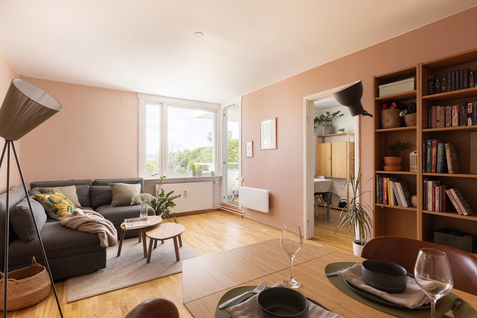 Koselig stue med god plass til ønskelig møblement. Galleribilde