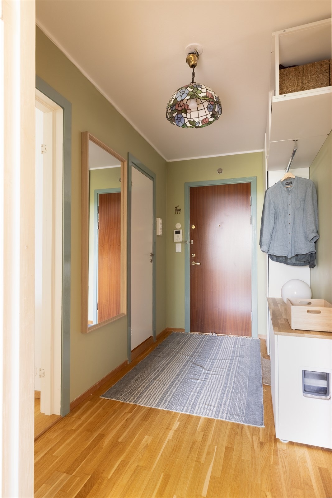 Velkommen inn til en lys entré med praktisk klesoppbevaring Galleribilde