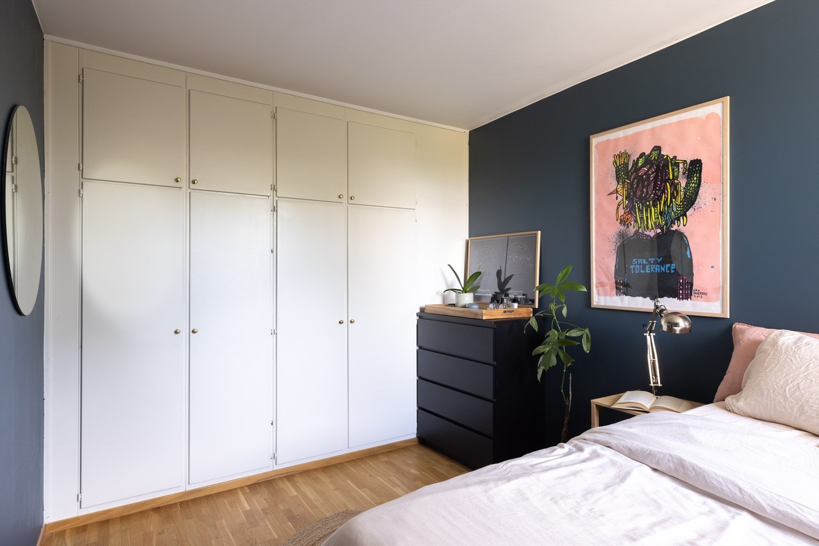 Leiligheten inneholder et romslig soverom med et stort garderobe skap som er praktisk til oppbevaring Galleribilde