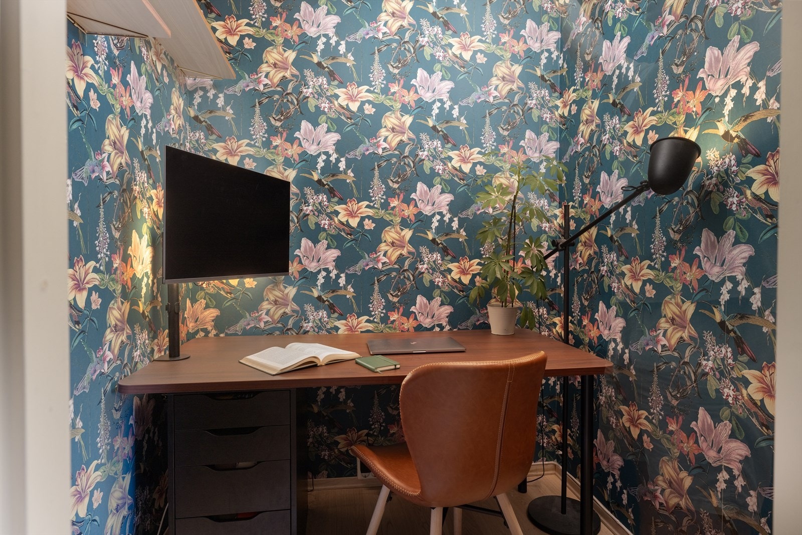 Leiligheten inneholder en innvendig bod, som i dag brukes som kontor Galleribilde