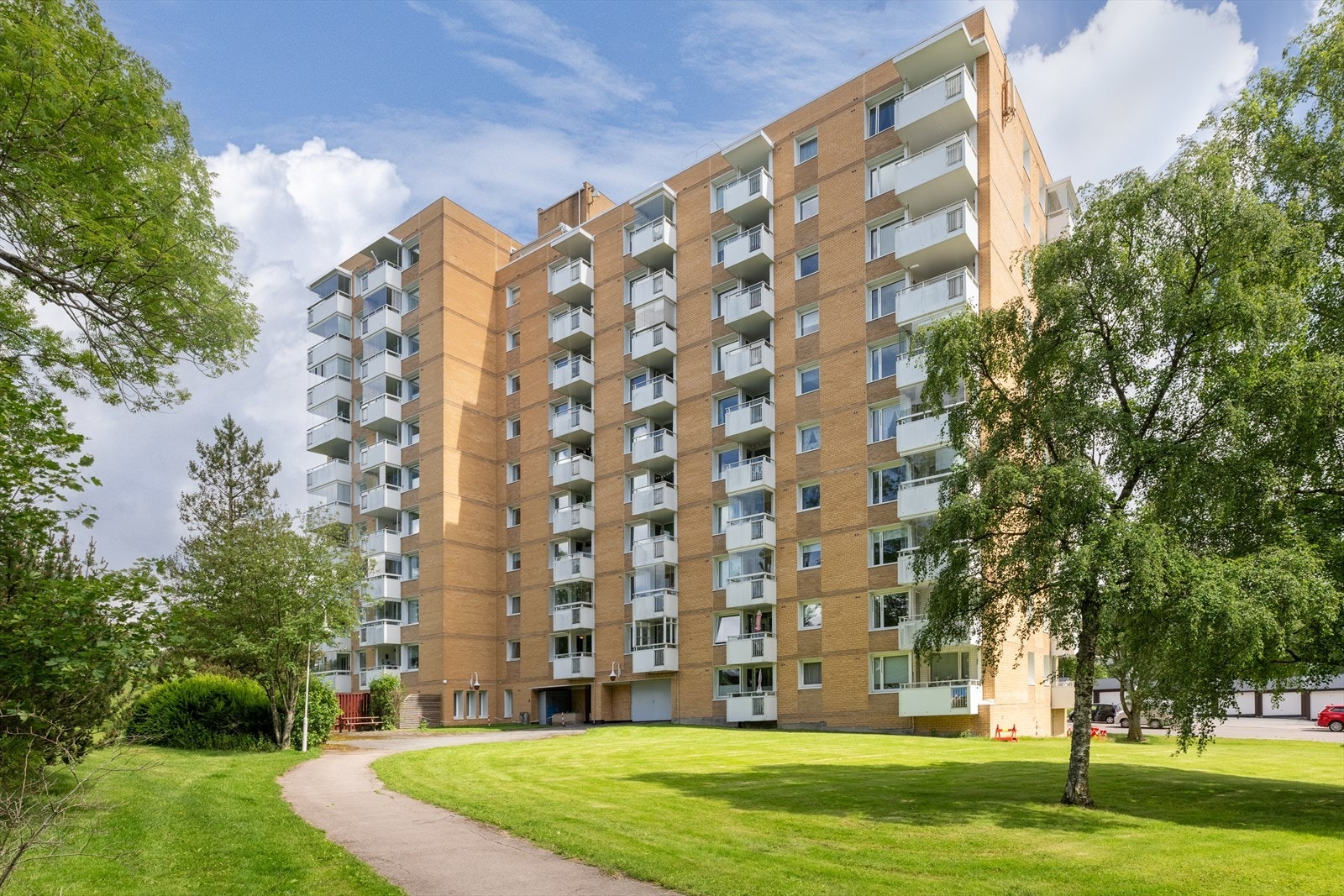 Veldrevet borettslag med store åpne grønne områder rundt Galleribilde