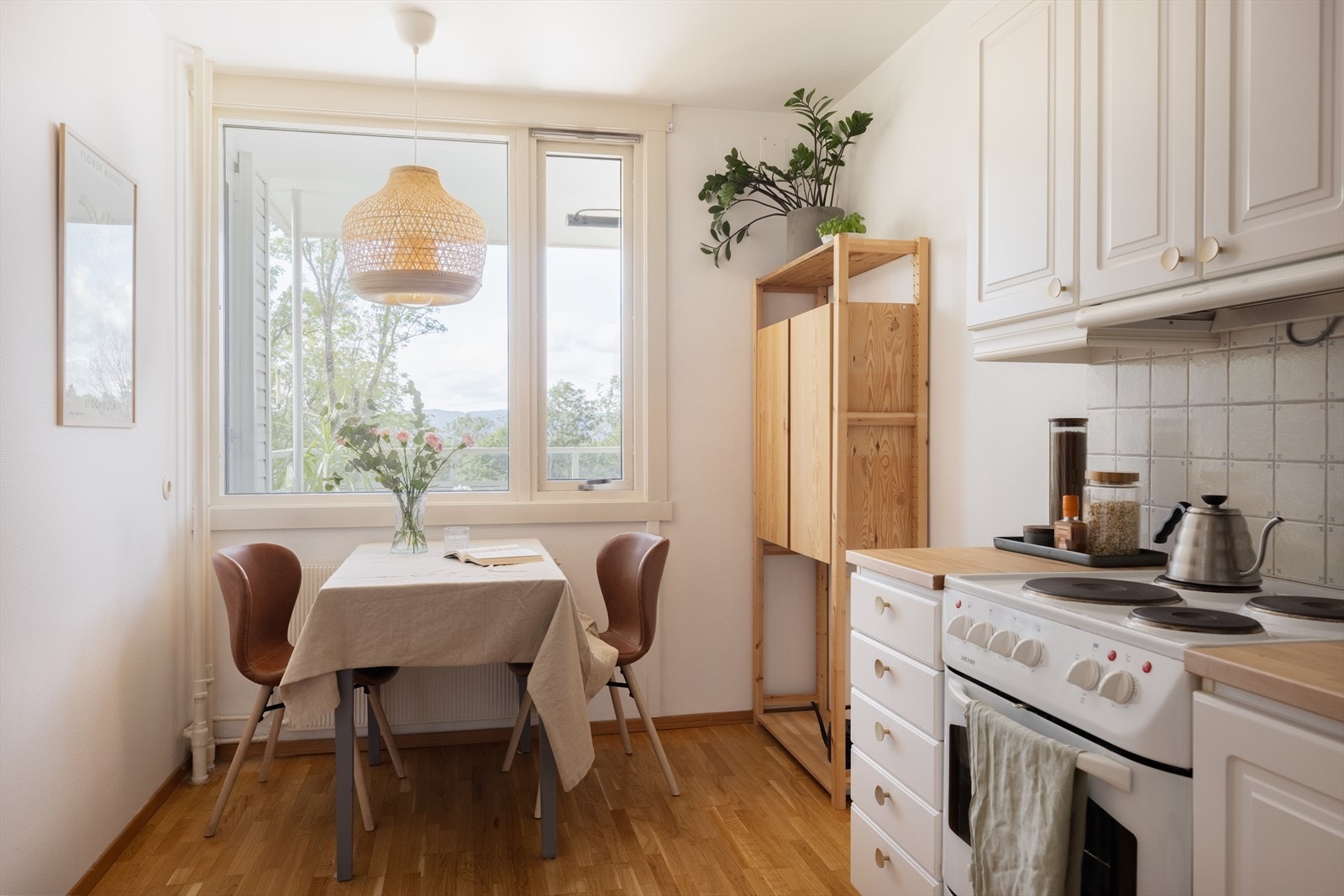 På kjøkkenet er det plass til et hyggelig spisebord Galleribilde