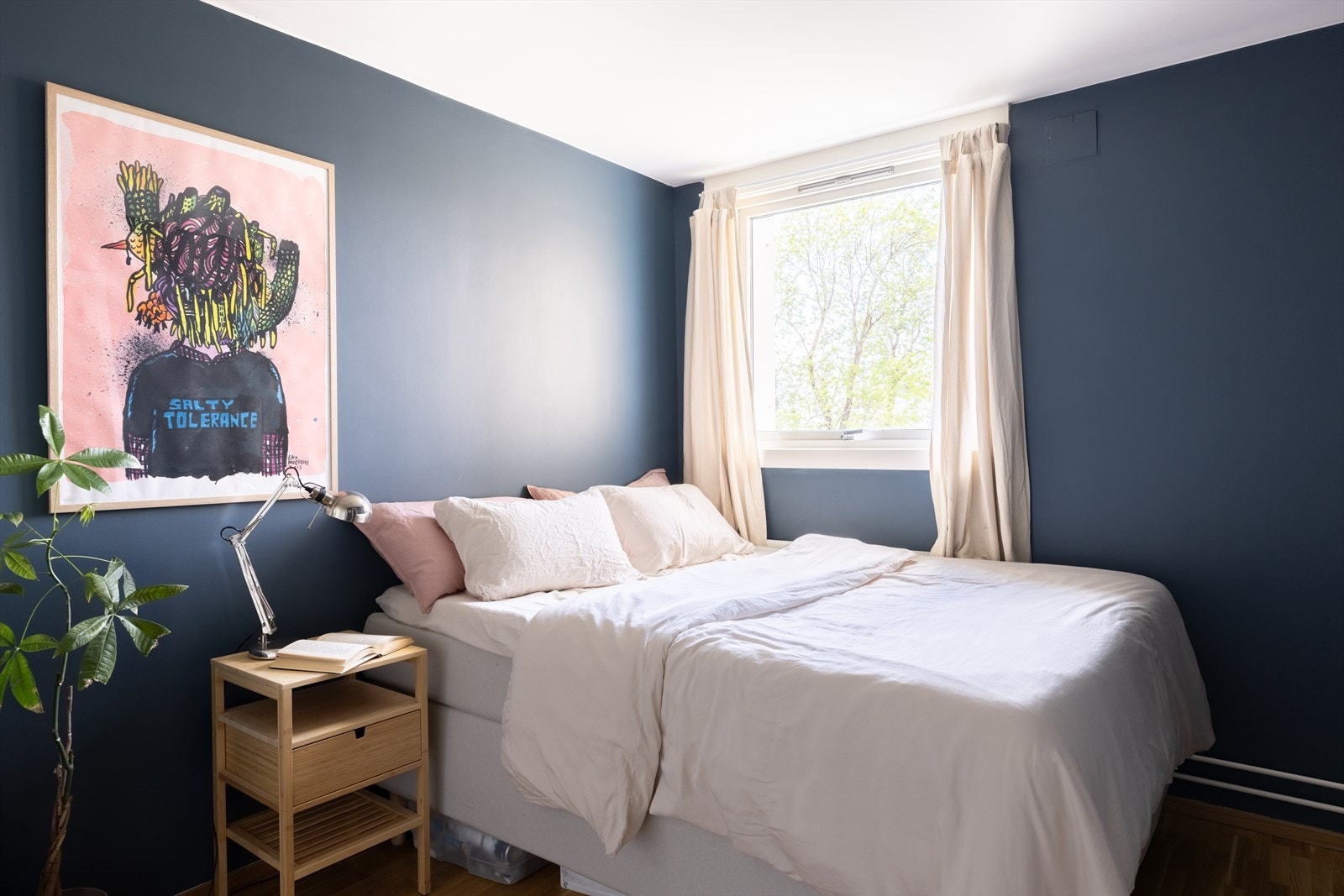 Her er det god plass til dobbeltseng og annet ønskelig soveromsmøblement Galleribilde