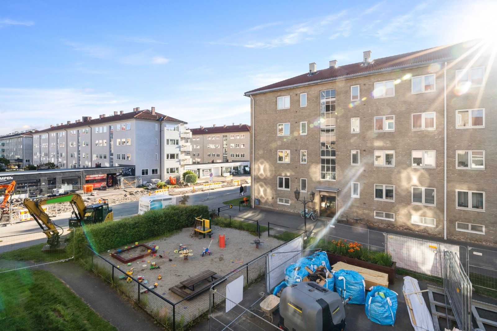 Balkongen vender ut mot et rolig grøntområde som er felles for borettslaget, og oppleves som usjenert og hyggelig. Galleribilde