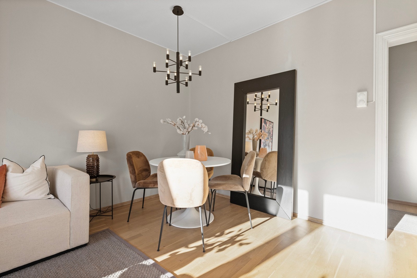 Den gode romløsningen gir naturlig plass til sofa, bord og TV-benk i den ene enden, og et sosialt spisebord i den andre. Galleribilde