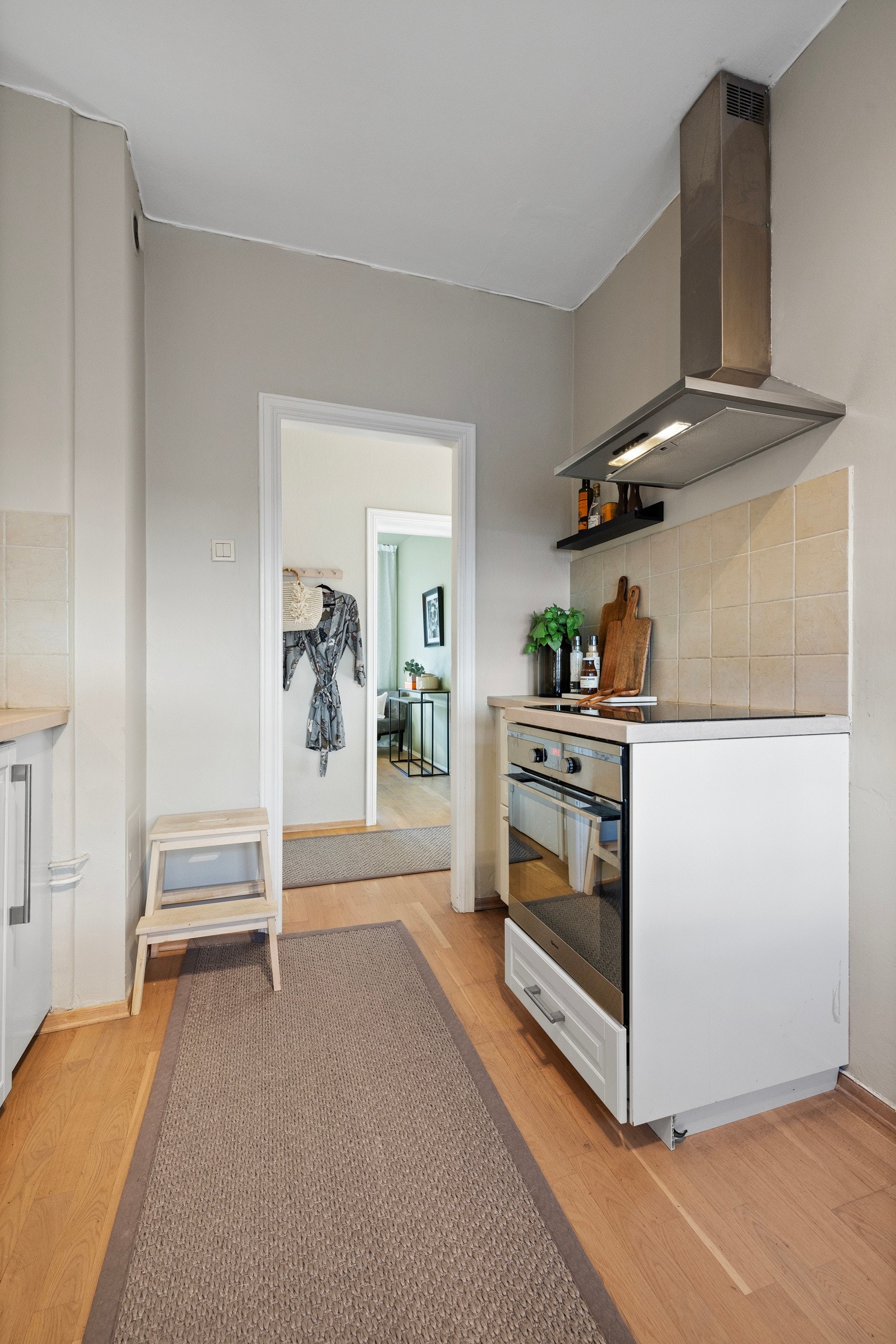 Videre har kjøkkenet integrert komfyr, platetopp, oppvaskmaskin og kjøl/frys. Galleribilde