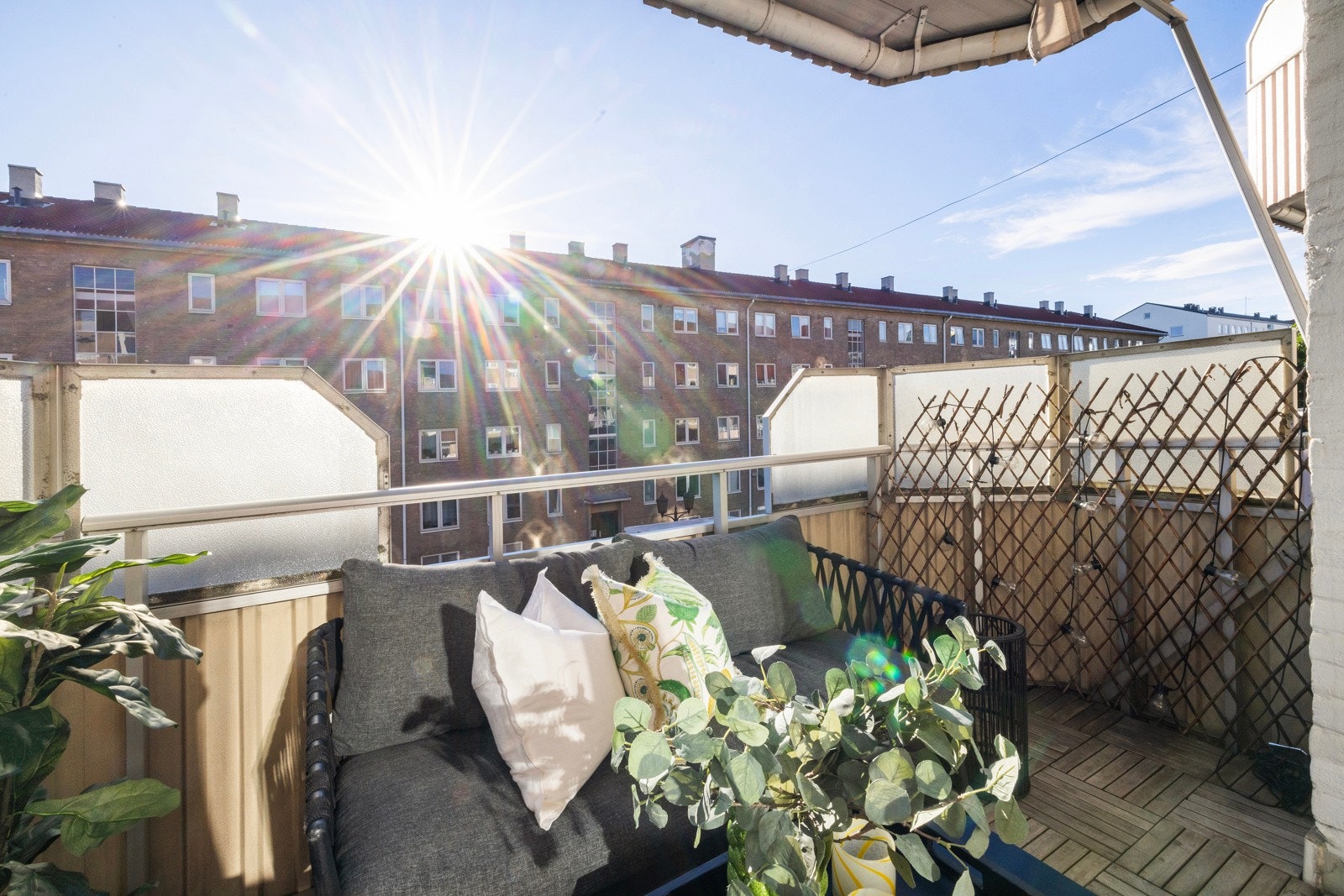Her har man en herlig, solrik balkong med ettermiddags- og kveldssol ca. kl. 13-21 midtsommers. Galleribilde