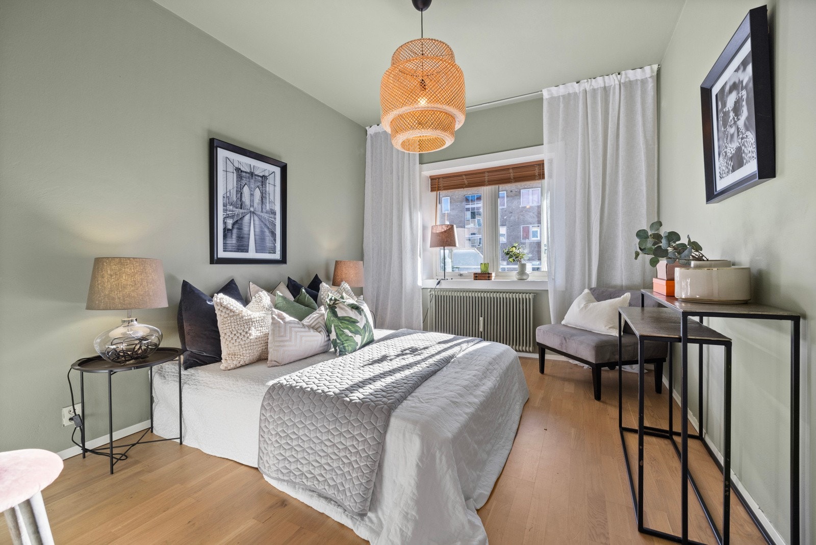 Hovedsoverommet er av god størrelse med plass til stor dobbeltseng og tilhørende nattbord. Galleribilde