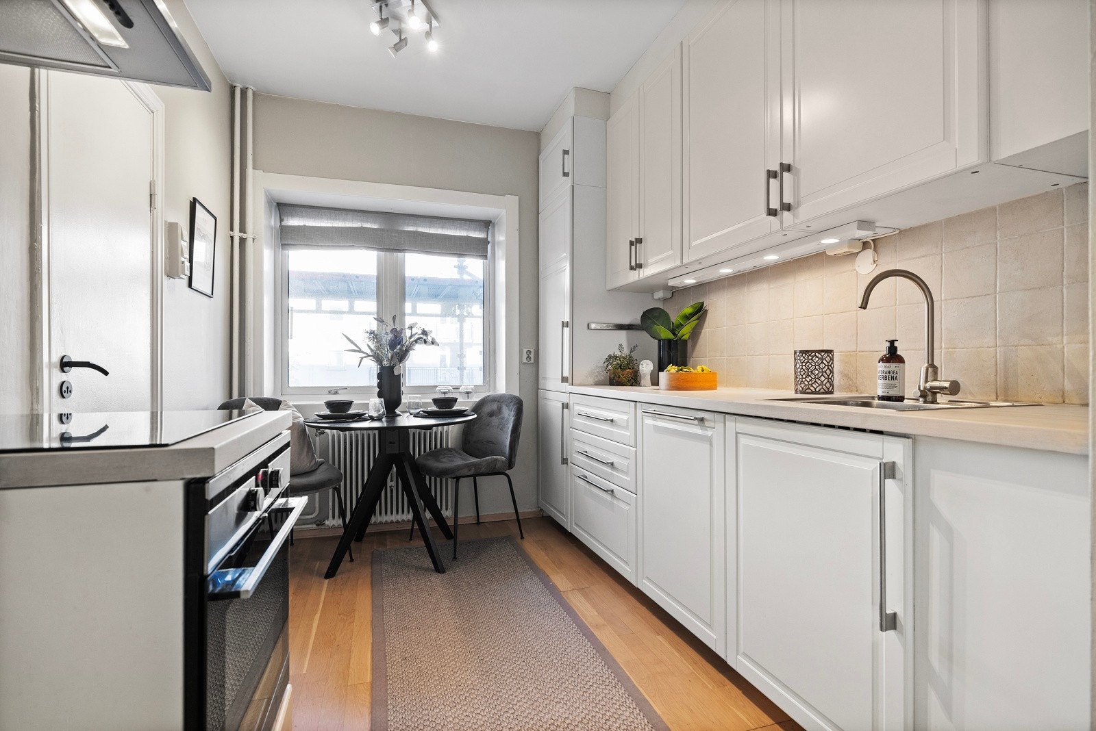 Lyst og pent kjøkken fra Ikea. Galleribilde