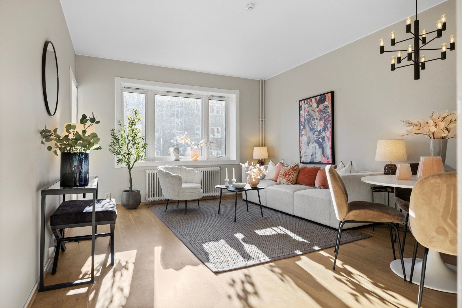 Velkommen til Helgesens gate 70B - Gjennomgående, lys og romslig 2-roms med solrik balkong på hele 8 kvm. Separat kjøkken. Varmtvann og fyring inkludert! Galleribilde