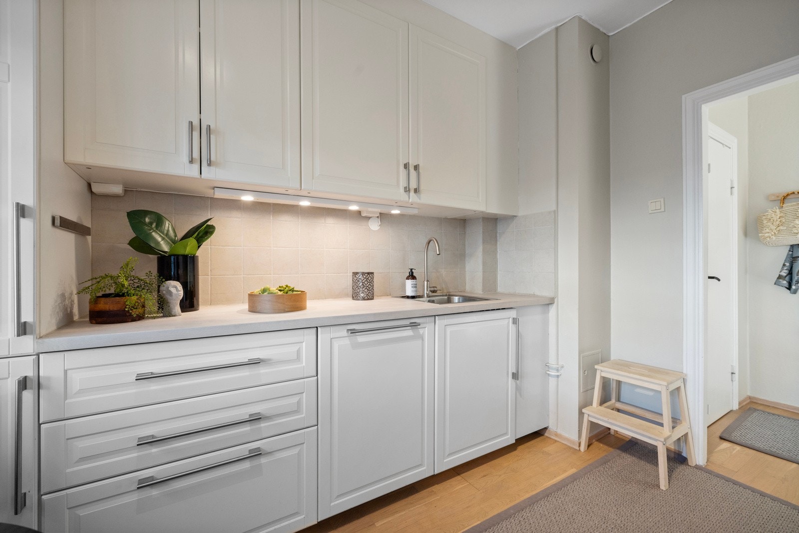 Kjøkkeninnredning fra 2014 med heltre benkeplate, fliser over benk, kullfilter vifte og nedfelt kum. Galleribilde