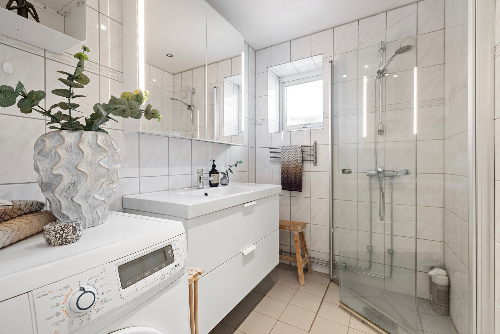 Badet er lyst og stilrent, og inneholder alt dere trenger! Galleribilde