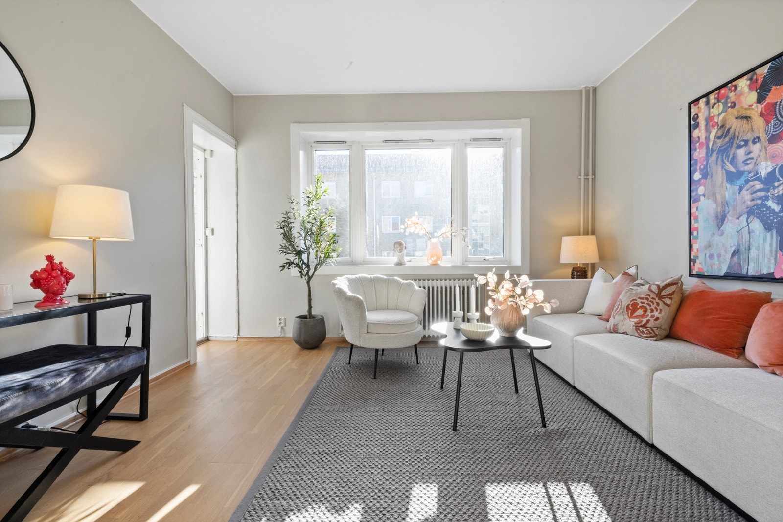 Leilighetens stue oppleves som lys og luftig. Raus takhøyde på ca. 2,64 meter. Galleribilde