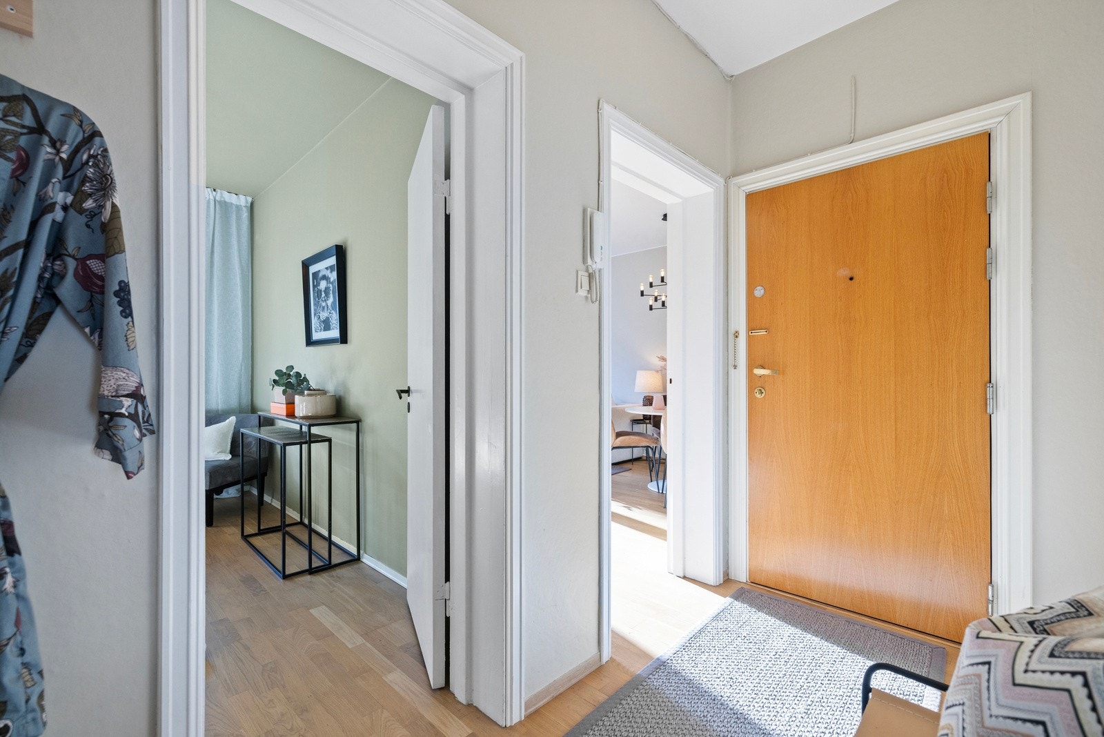 Hyggelig entré med plass til oppbevaring av sko og yttertøy. Leiligheten har en god planløsning med inngang til alle rom fra gangen. Galleribilde