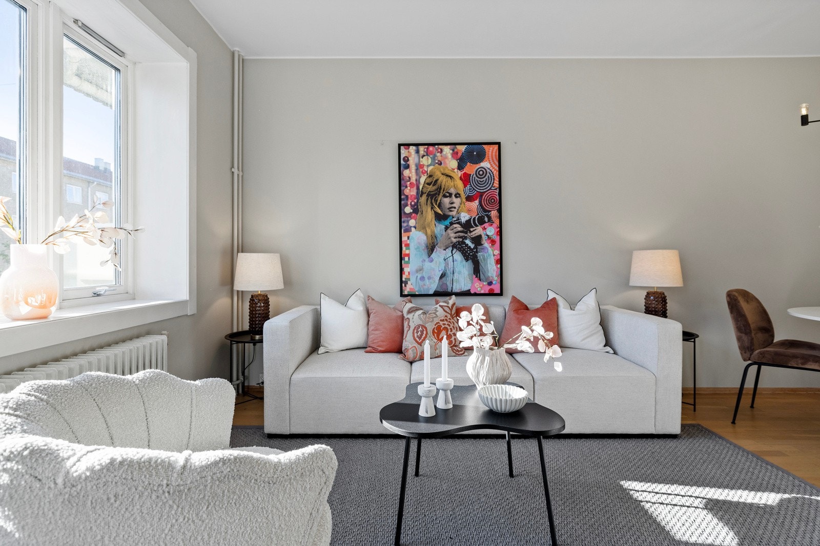 Stuen er enkel å møblere, og har plass til sofasone, spisegruppe og ønsket møblement. Galleribilde