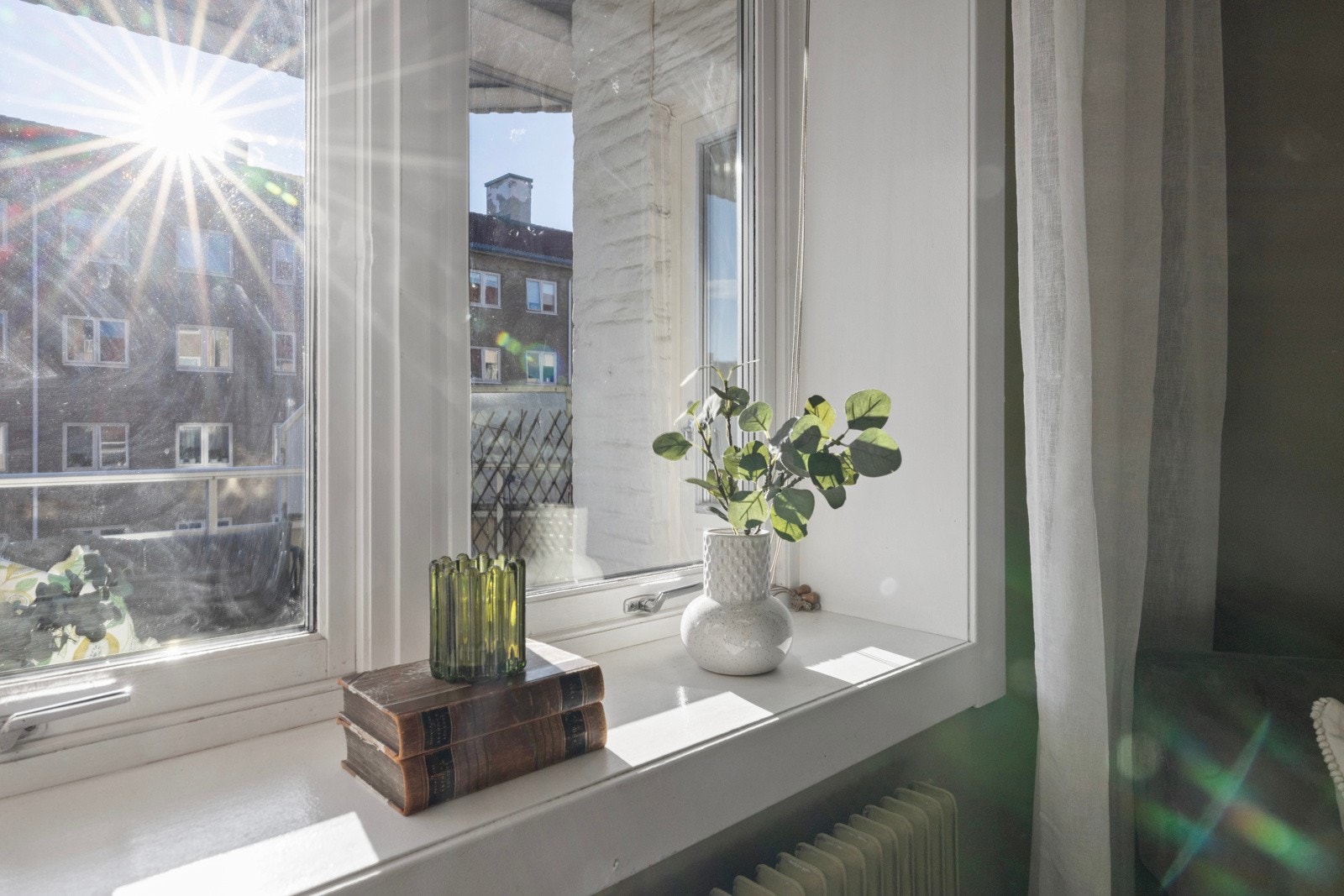 Store vindusflater som slipper inn naturlig med lysinnslipp. Galleribilde