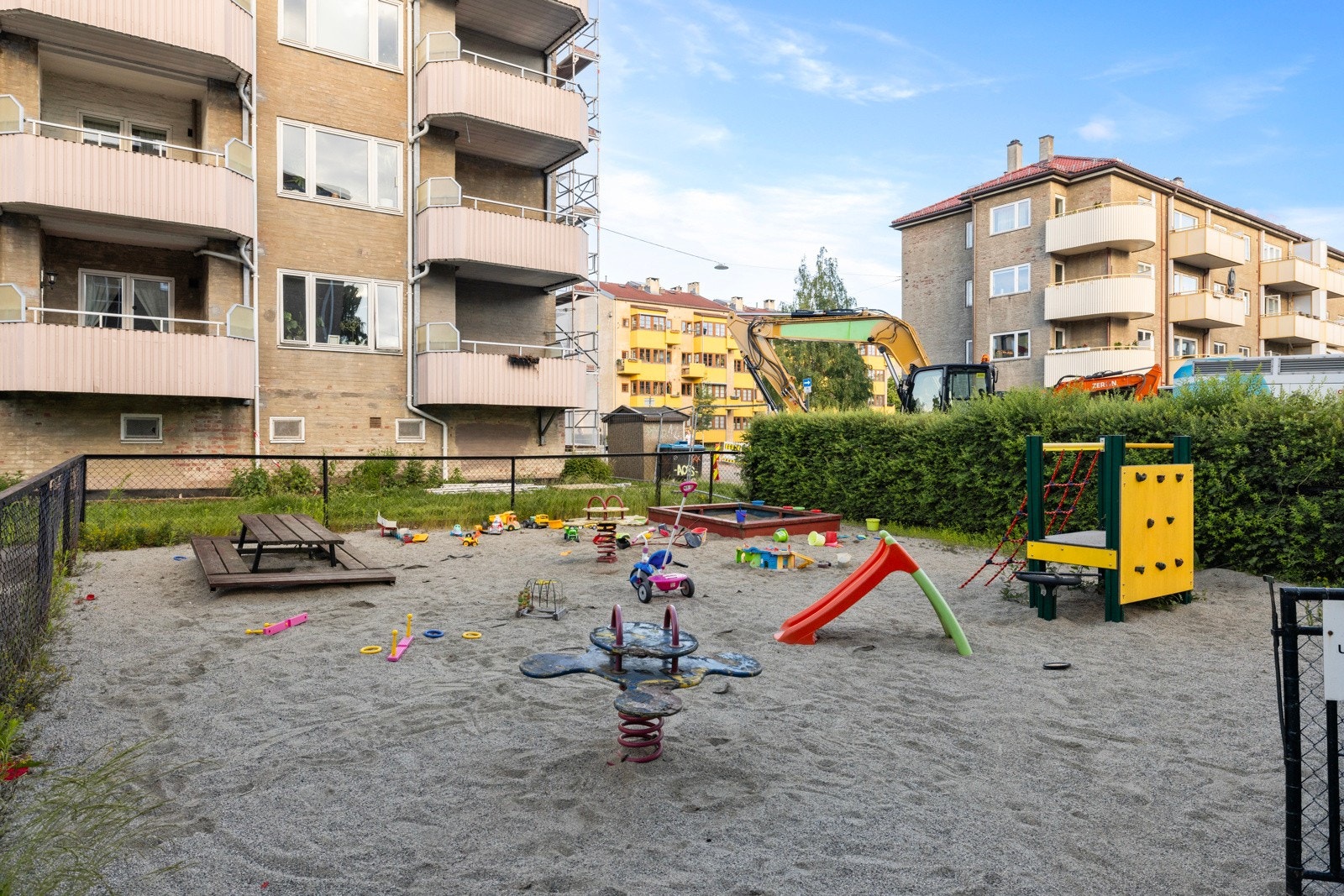 Rikelig med boltreplass på store friareal på område, også rett utenfor boligen. Galleribilde