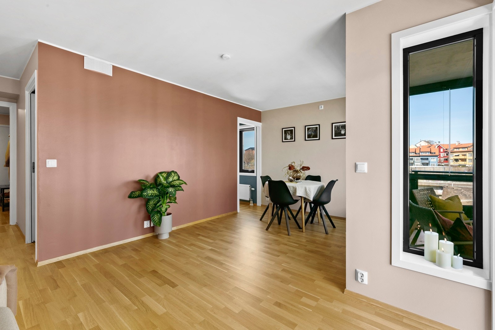 Det er god plass til et stort spisebord, eller en større sofagruppe Galleribilde