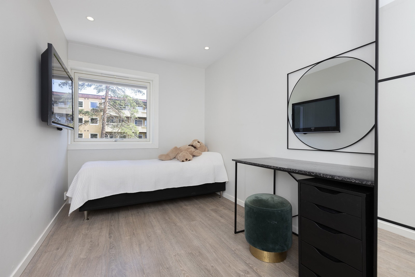 Skyvedørsgarderobe med god plass til klær. Laminatgulv med varmefolie Galleribilde