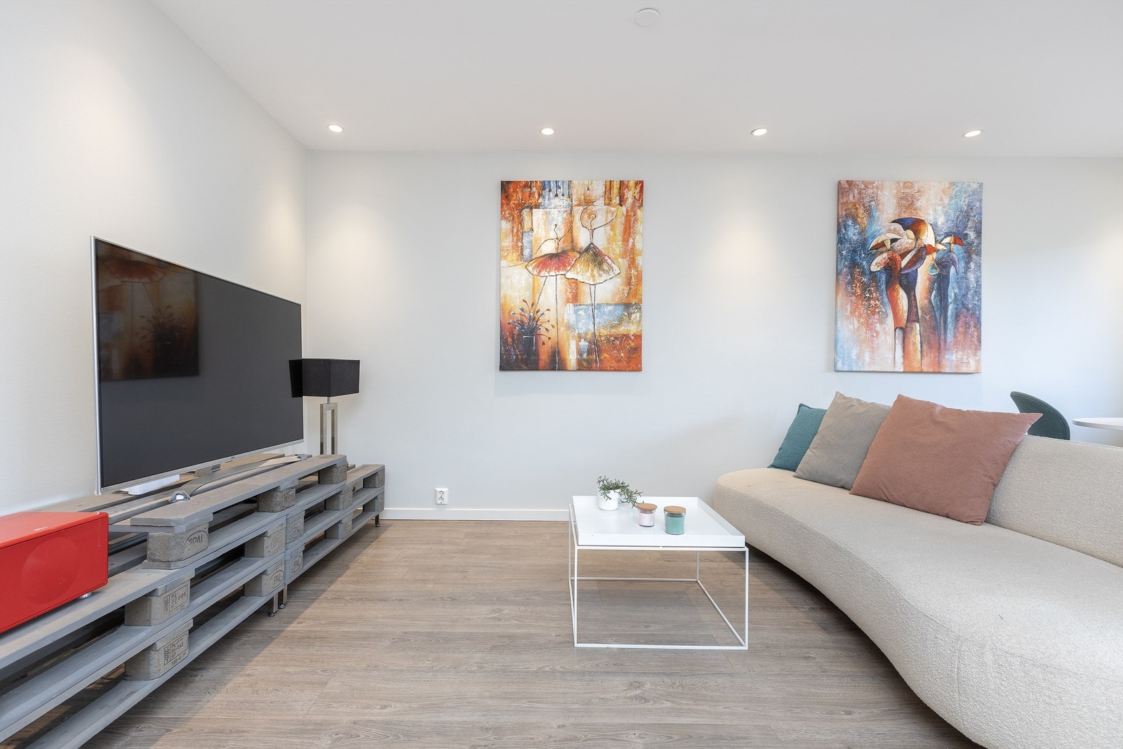 Boligen disponerer 2 kjellerboder Galleribilde