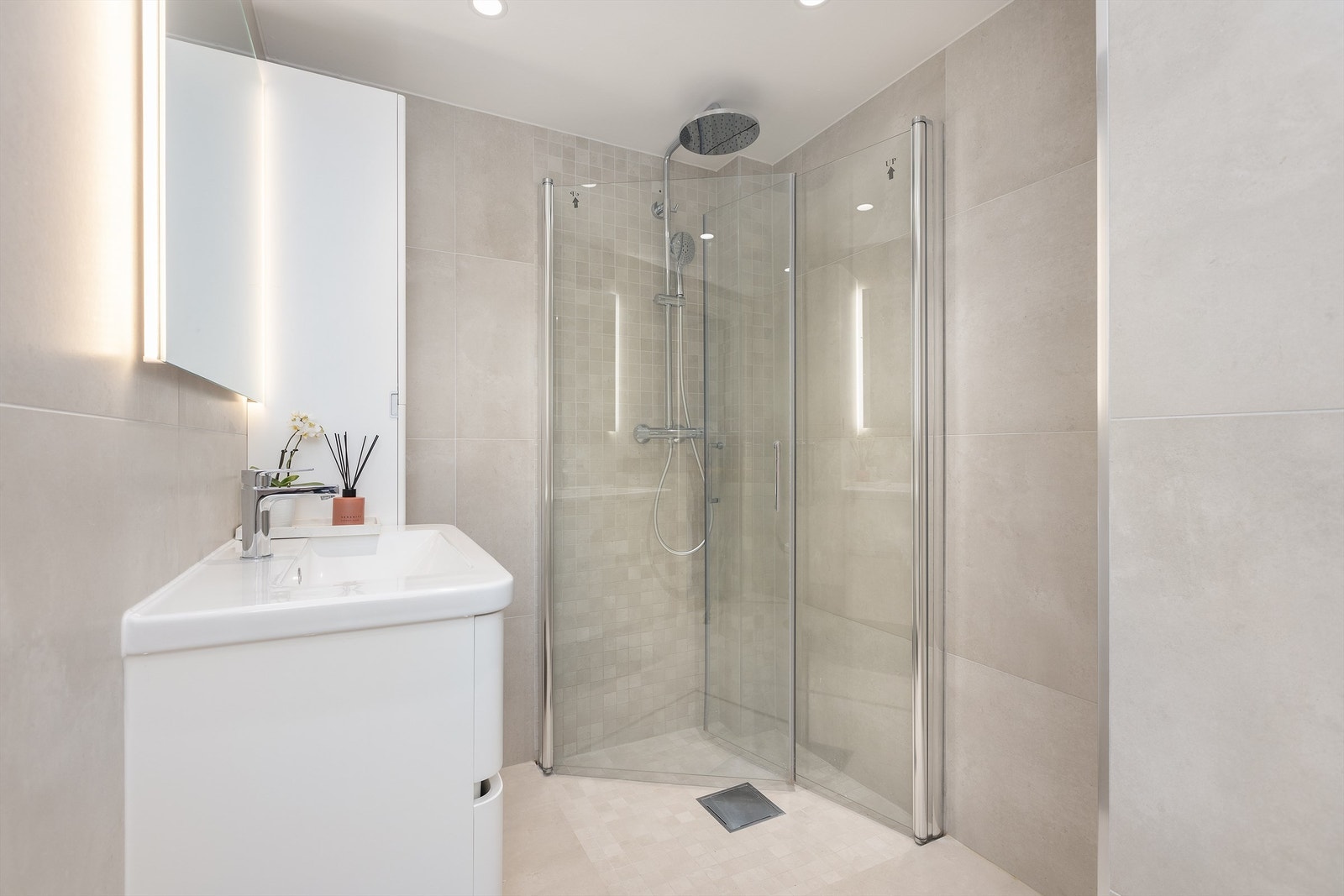 Delikat og flislagt bad med gulvvarme som ble oppgradert i 2020. Plass og opplegg til vaskemaskin Galleribilde