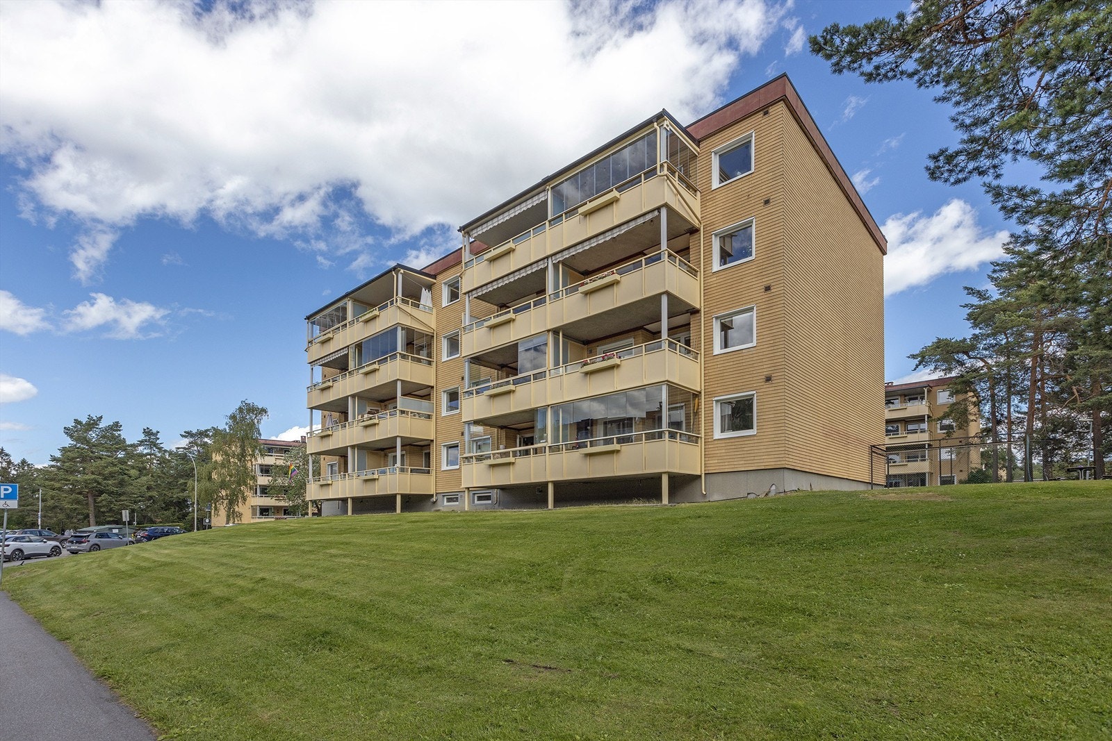 Det er mulighet for leie av parkeringsplass med elbil-lader etter venteliste. Det er mulighet for leie av garasjeplass i Oppsal parkeringshus i Vetlandsveien gjennom OBOS Galleribilde