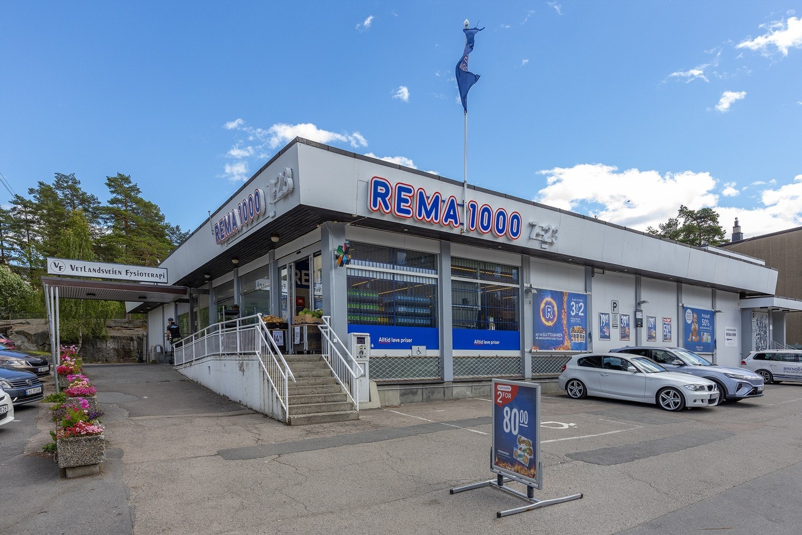 Populær beliggenhet med kort vei til marka, dagligvare, offentlig kommunikasjon m.m. Galleribilde