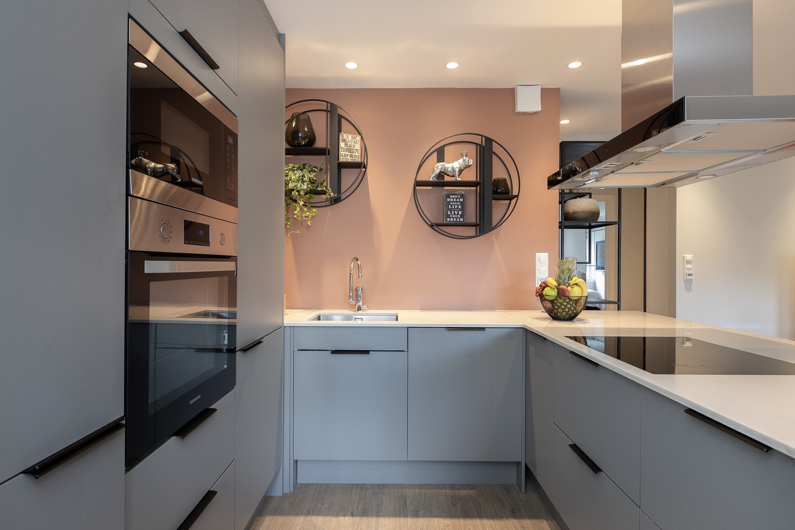 Integrert kjøleskap med fryser, oppvaskmaskin, mikrobølgeovn, stekeovn, induksjonstopp og vinskap Galleribilde