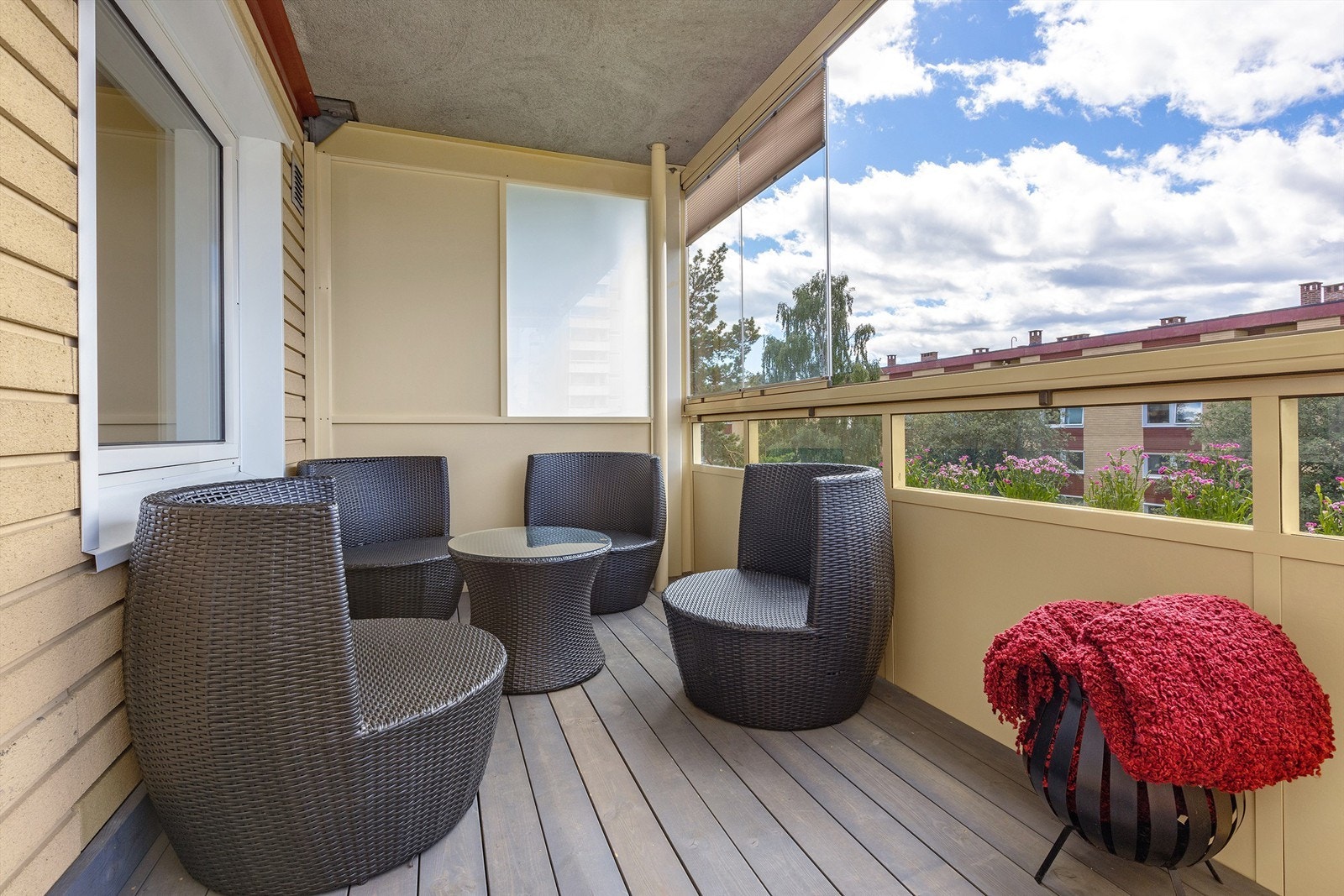 God plass til blant annet utemøbler og grill. Her kan man nyte tiden hele året Galleribilde