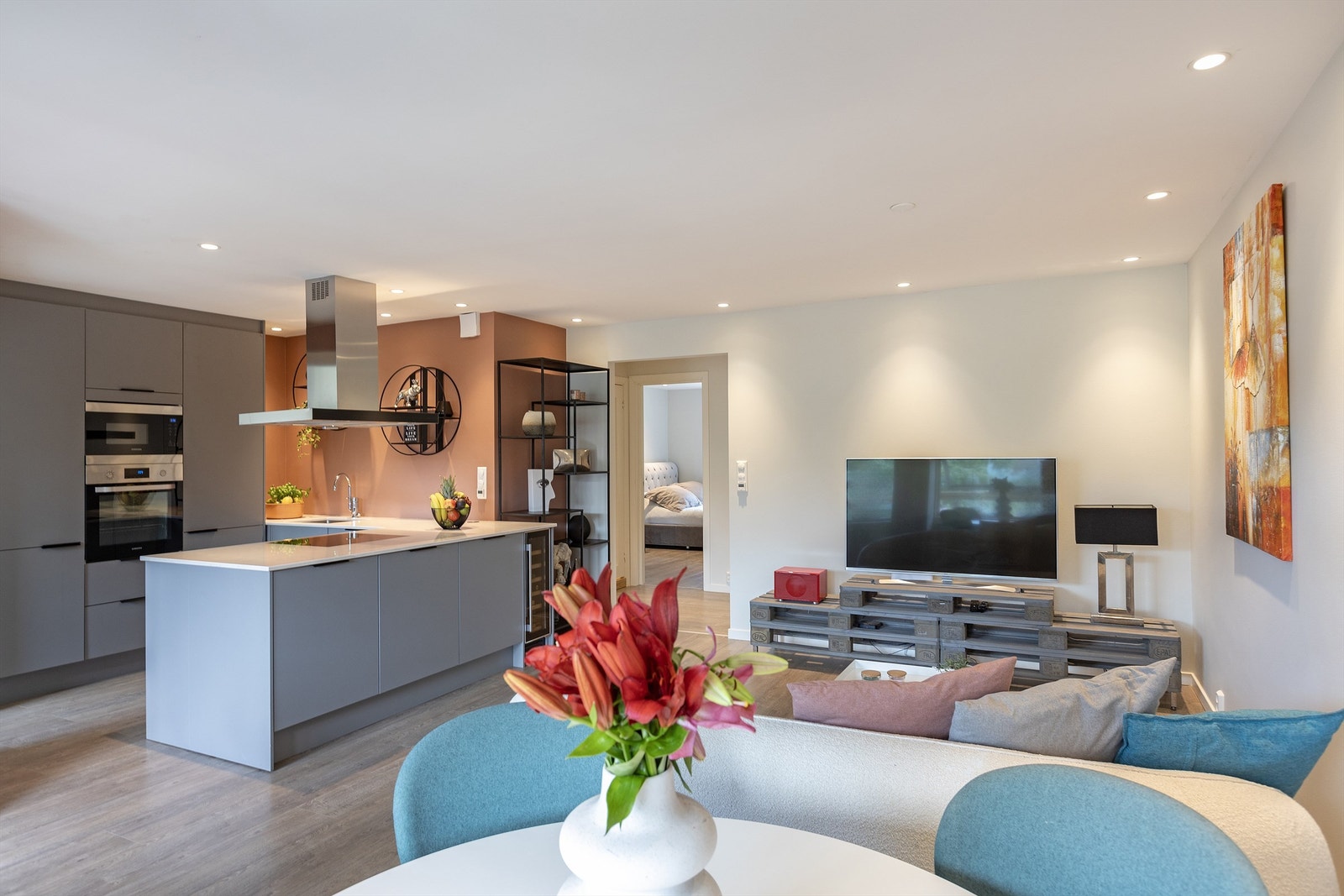 Plass til sofagruppe, tv-møblement, spisebord og spisestoler Galleribilde