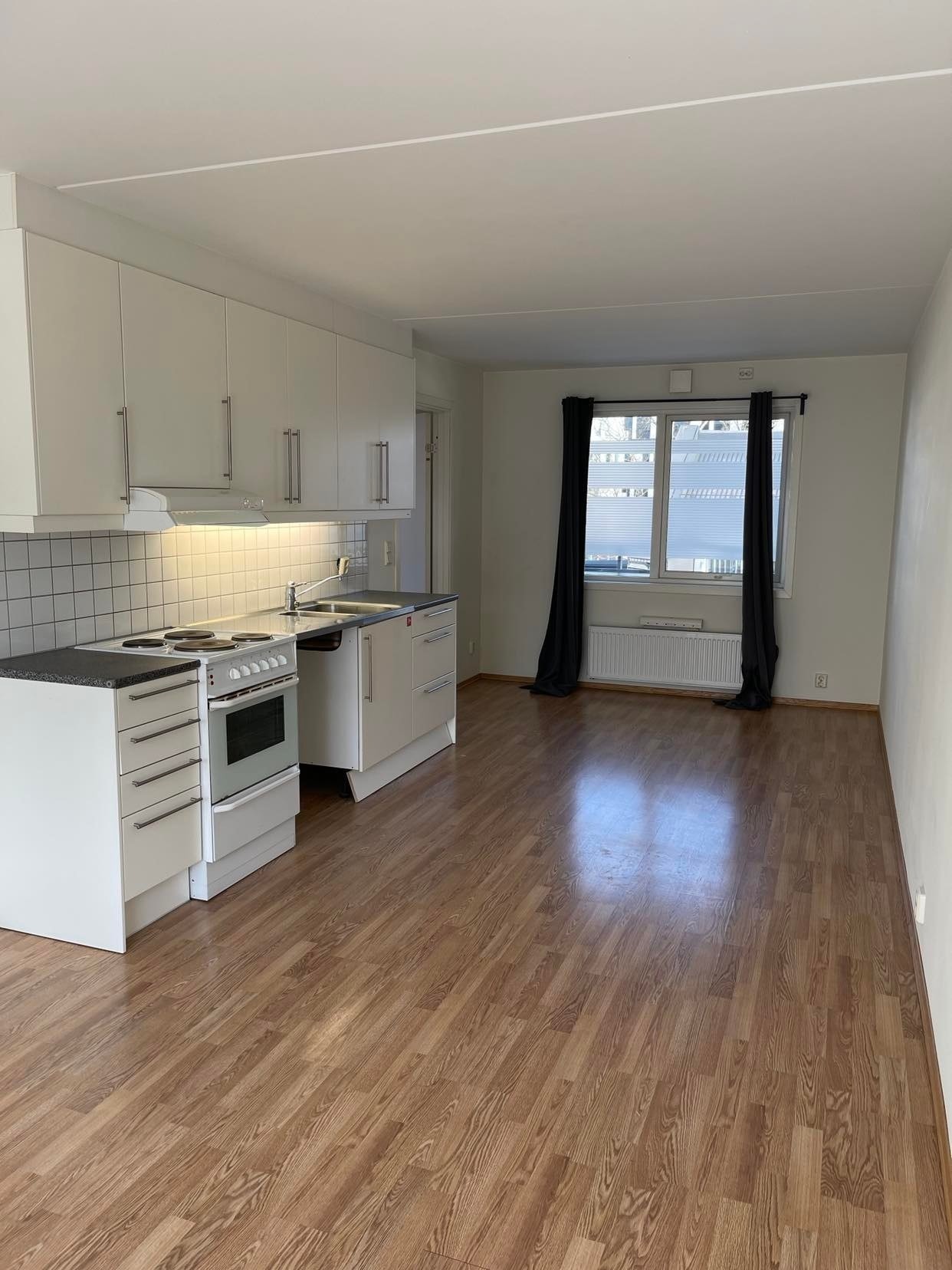 Stue og kjøkken. Galleribilde