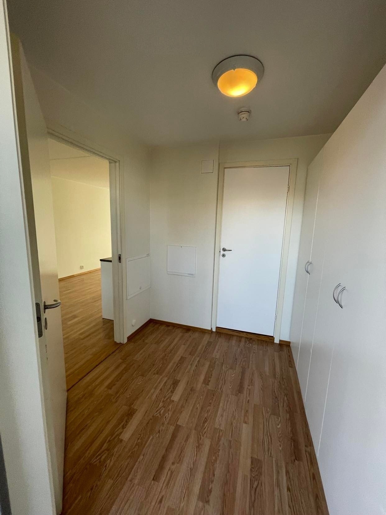 Entrè med mye garderobeskap. Galleribilde