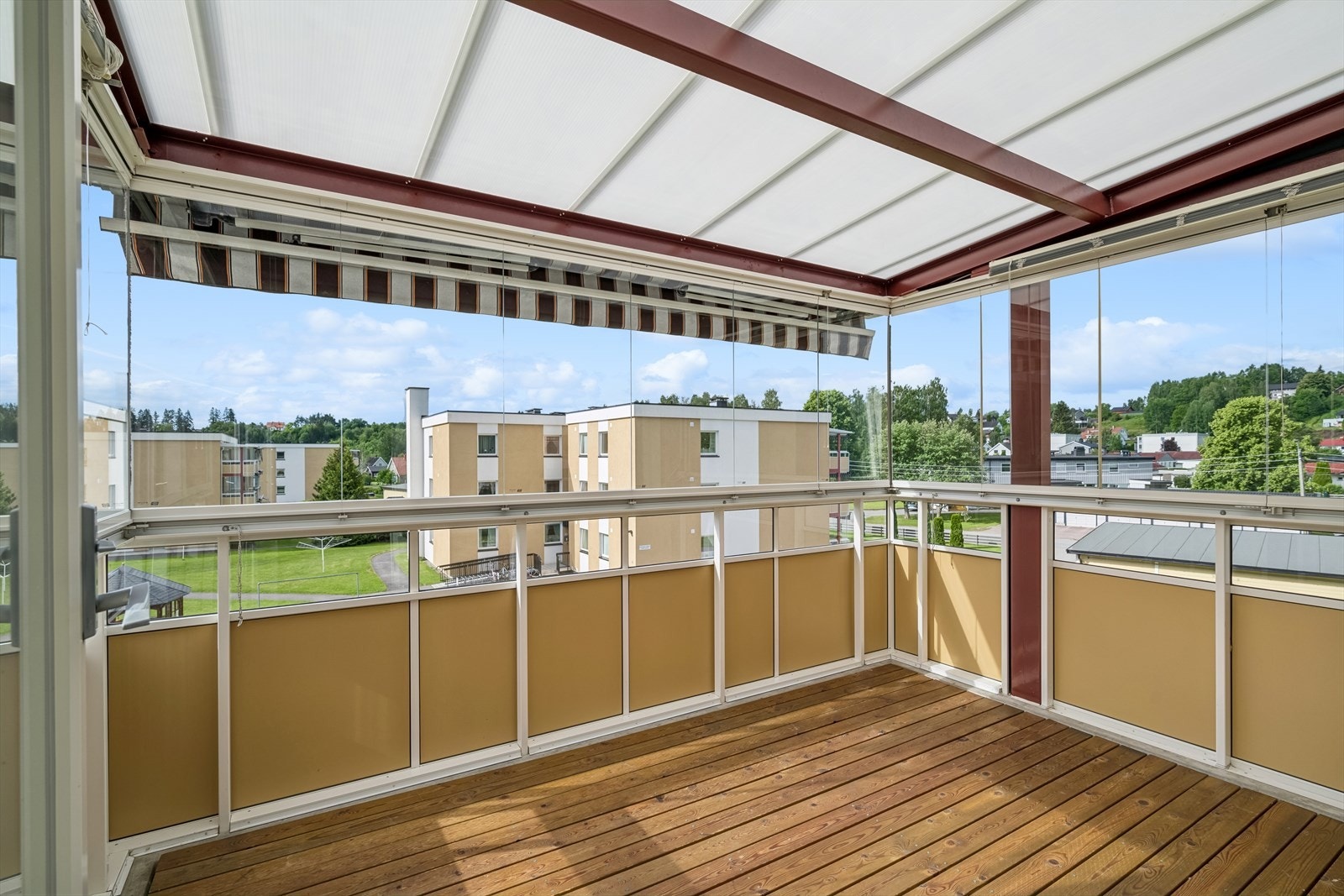 Inn-glassert balkong på 9 m². God plass til ønsket møblement. Galleribilde