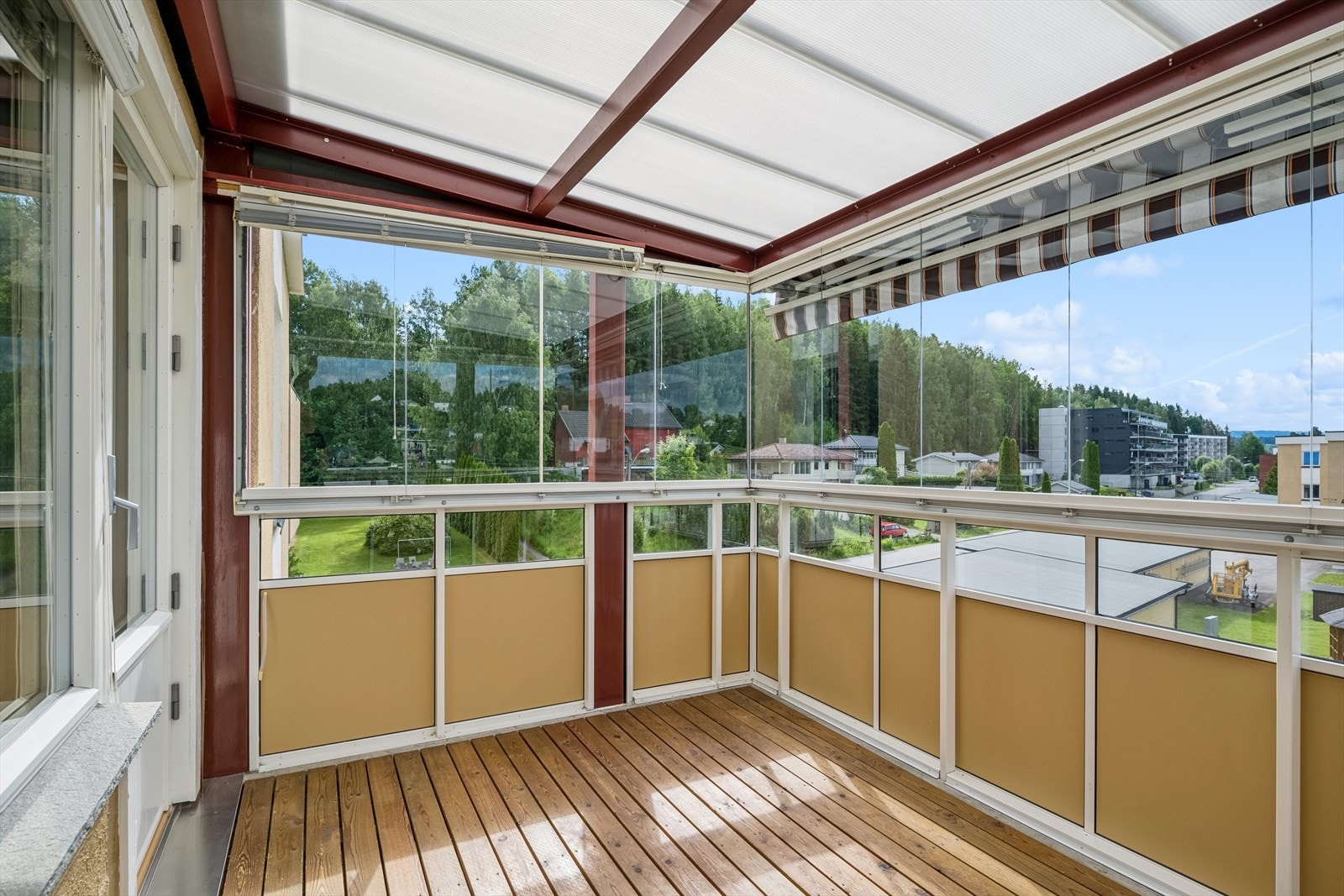 Balkong til stor glede på gode og varme sommerdager. Pen utsikt til det hyggelige boligområdet som omgir eiendommen. Galleribilde