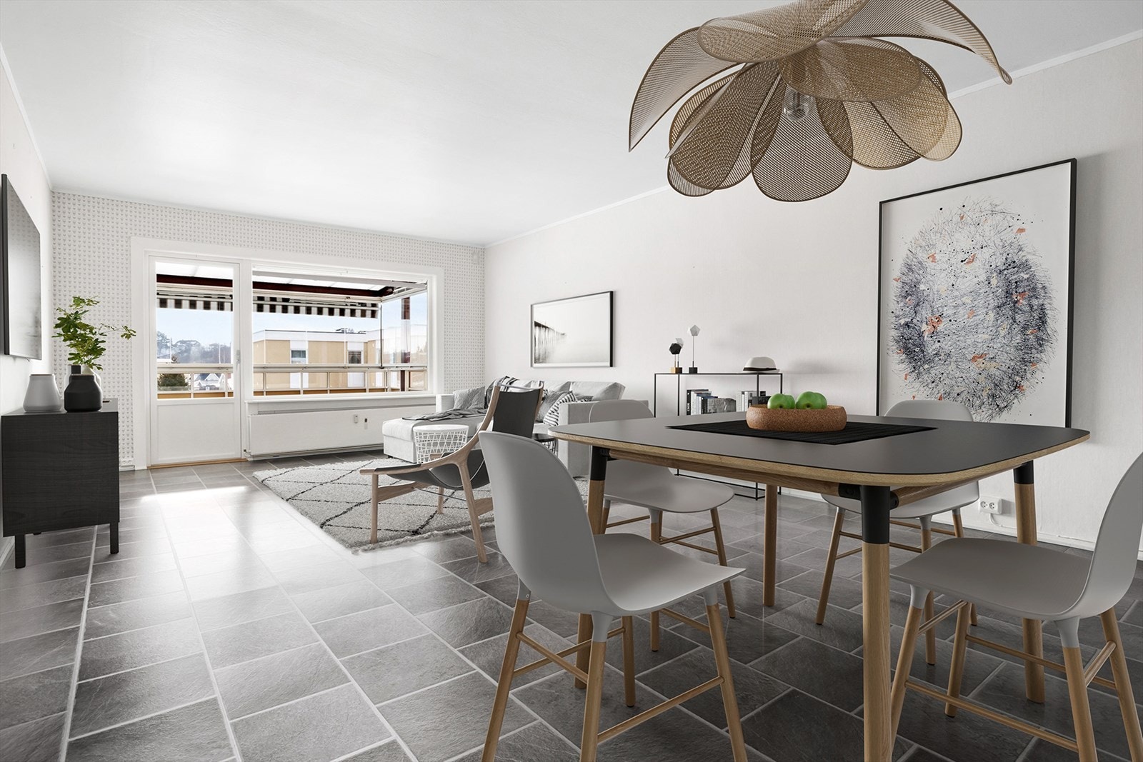 Stuen har store vindusflater som gir mye naturlig lysinnslipp og bidrar til en behagelig romfølelse. God plass til spisebord på stuen. Galleribilde