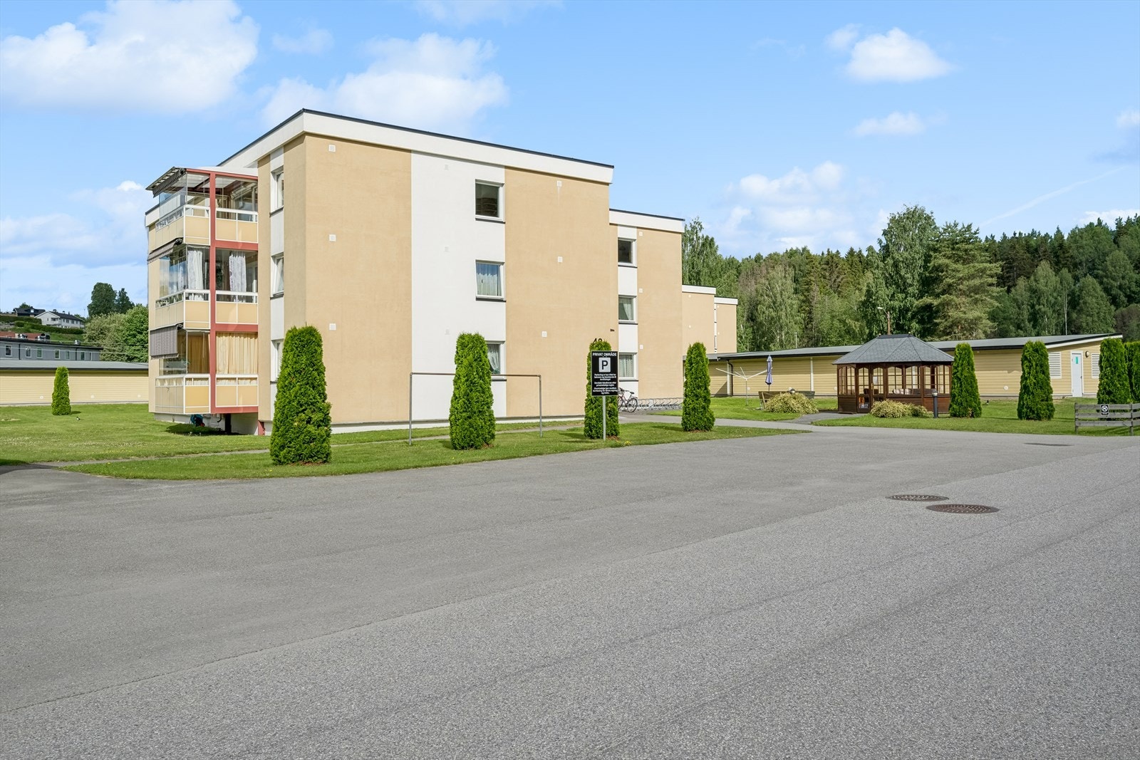 Pent opparbeidet med asfalterte internveier, plen, noe beplantning, samt enkelte paviljonger. Galleribilde