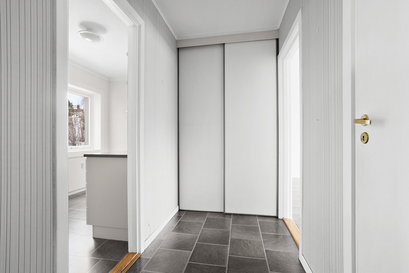 Velkommen inn til hyggelig visning! Lys entrè med skyvedørsgarderobe. Galleribilde