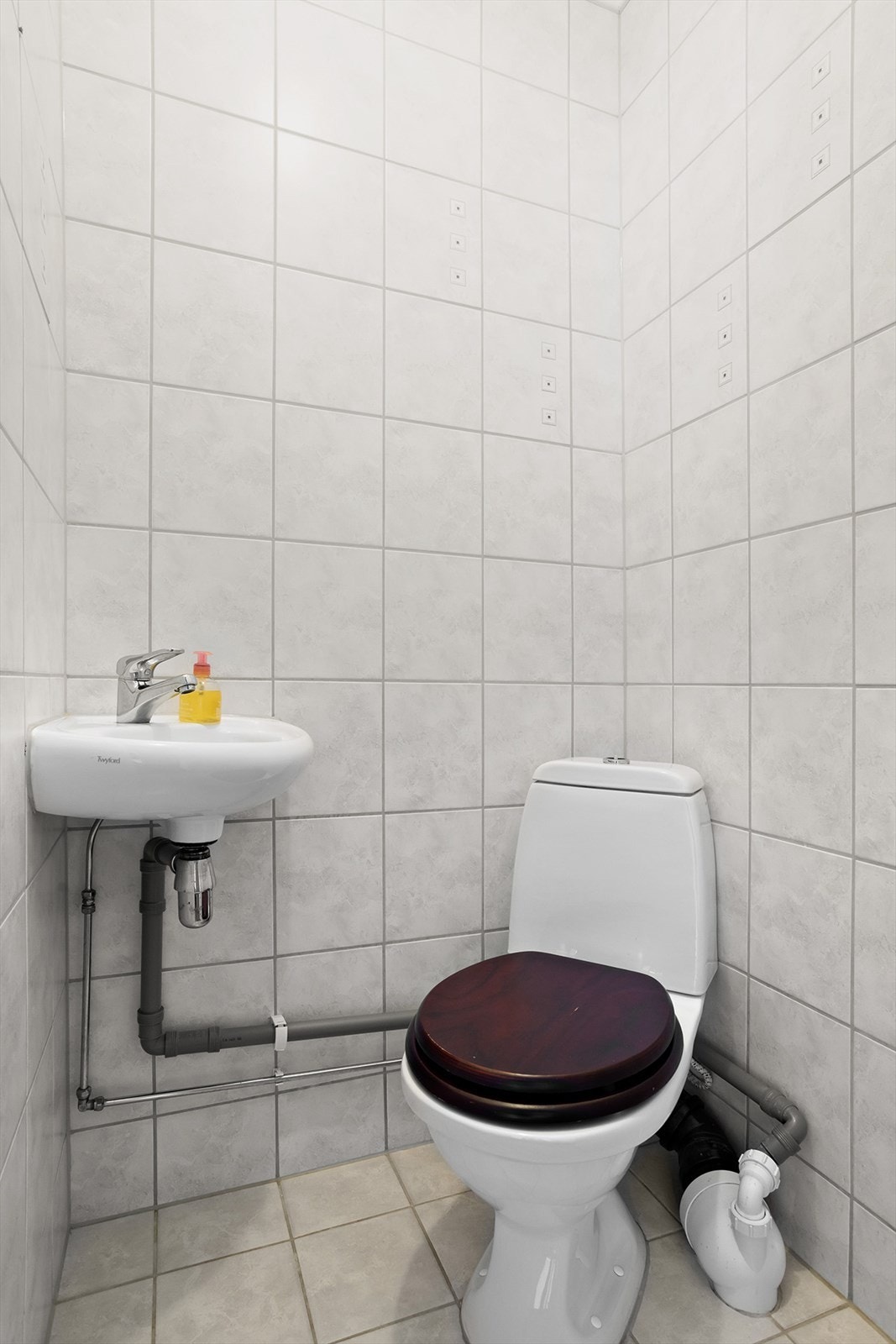 Toalettrom med vegghengt servant og wc. Galleribilde