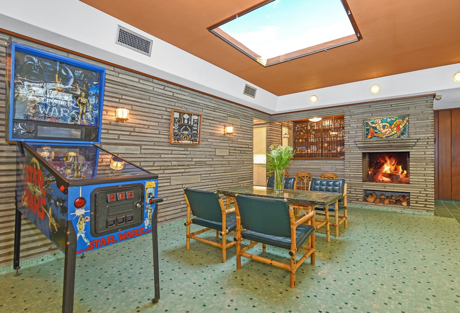 Alle manillamøbler, også de som er importert fra Bali, følger salget. Alt treningsutstyr følger salget. Galleribilde