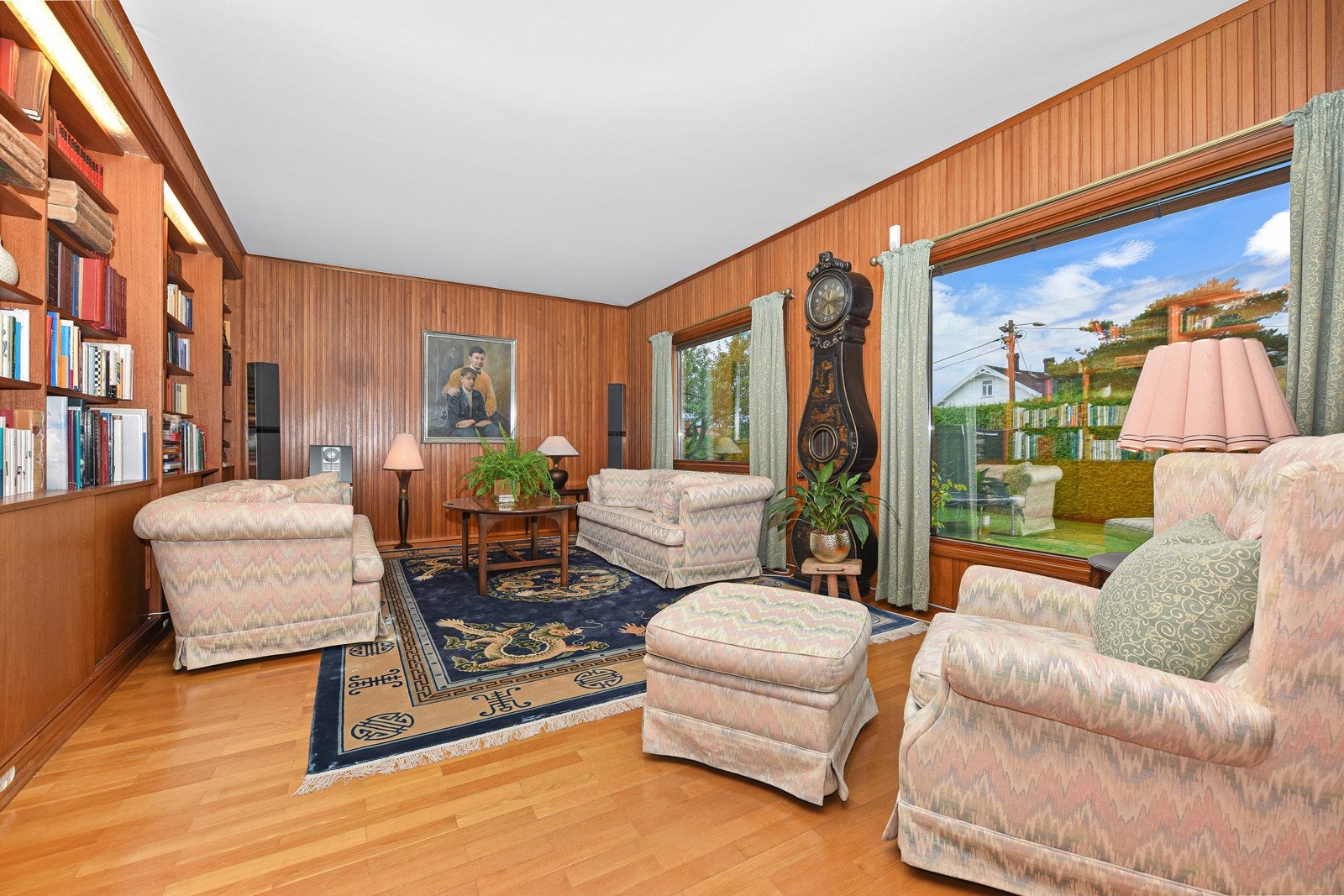 Mange av veggene er dekket med Biri-tapet og teakpanel, og/eller har brystning i teak. Dette er stue 1. etg. Galleribilde