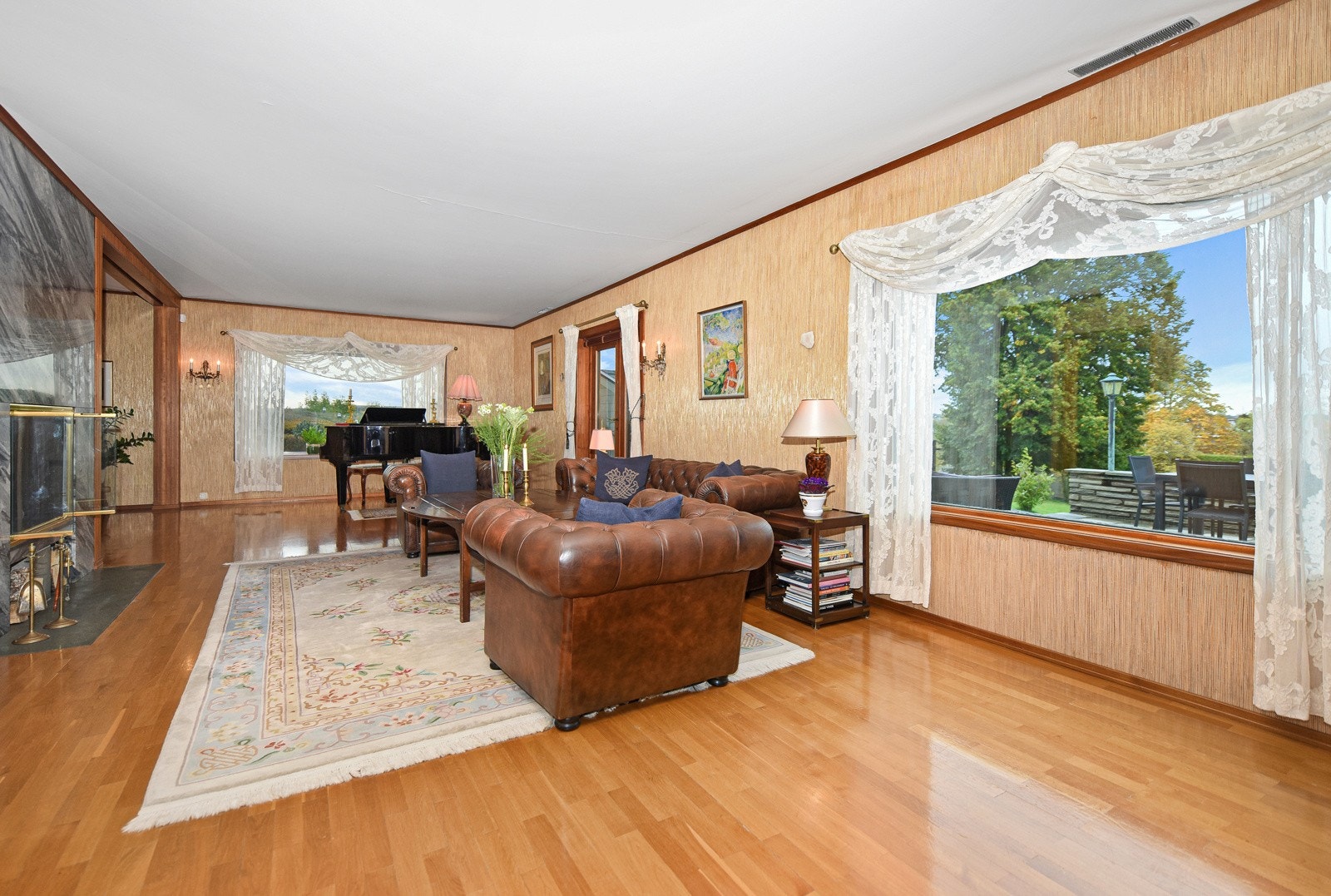 Det er gjennomgående for hele boligen at ved å benytte solide naturlige materialer som marmor og teak har innredningen en tidløs sjarm og tåler slitasje over tid. Galleribilde