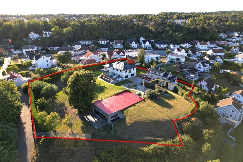 Omriss av tomten, godt skjermet for innsyn. Galleribilde